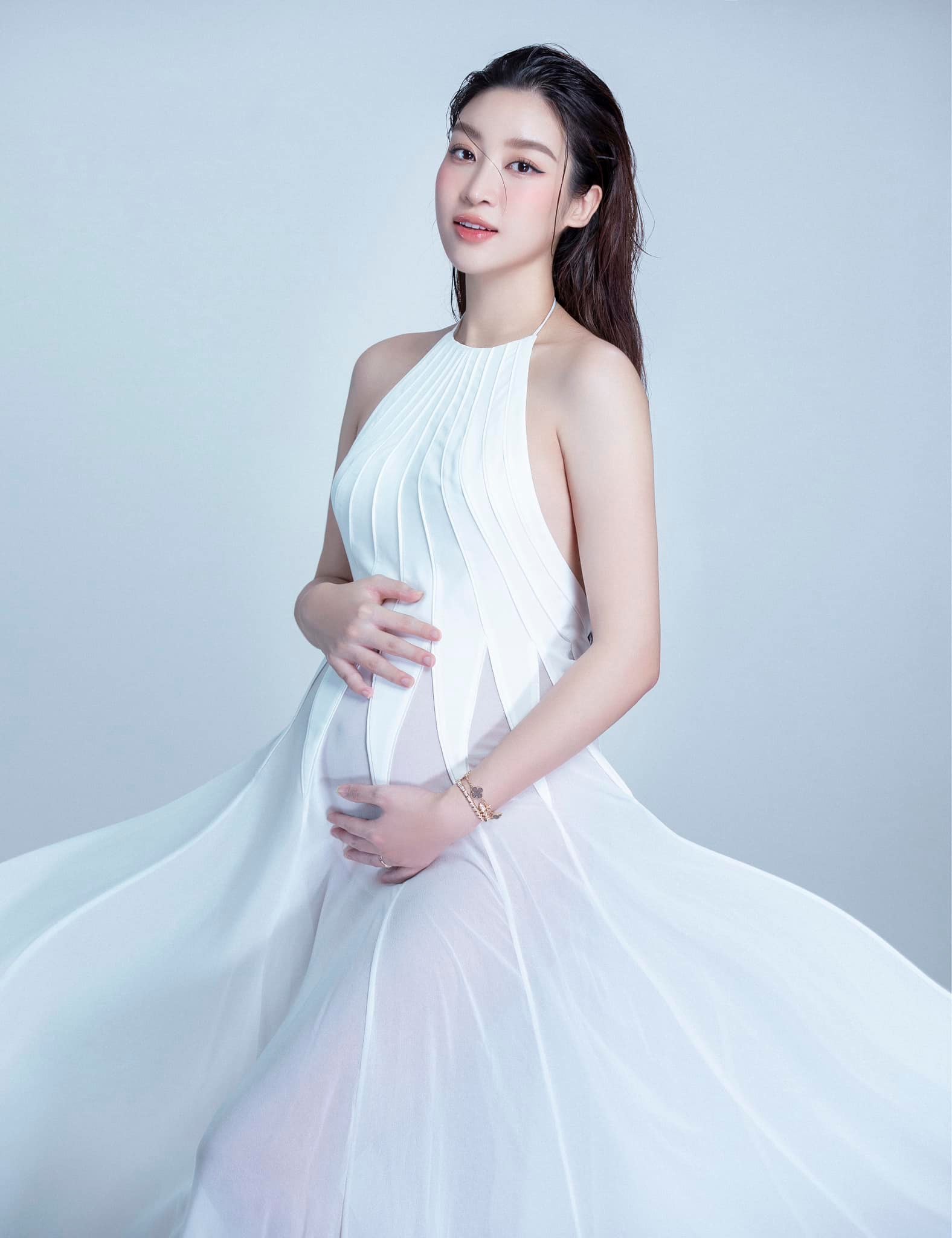 Hoa hậu Đỗ Mỹ Linh lần đầu đăng ảnh mang thai con đầu lòng nhân dịp 7 năm đăng quang - Ảnh 9. Hoa hậu Đỗ Mỹ Linh lần đầu đăng ảnh mang thai con đầu lòng nhân dịp 7 năm đăng quang - Ảnh 9.
