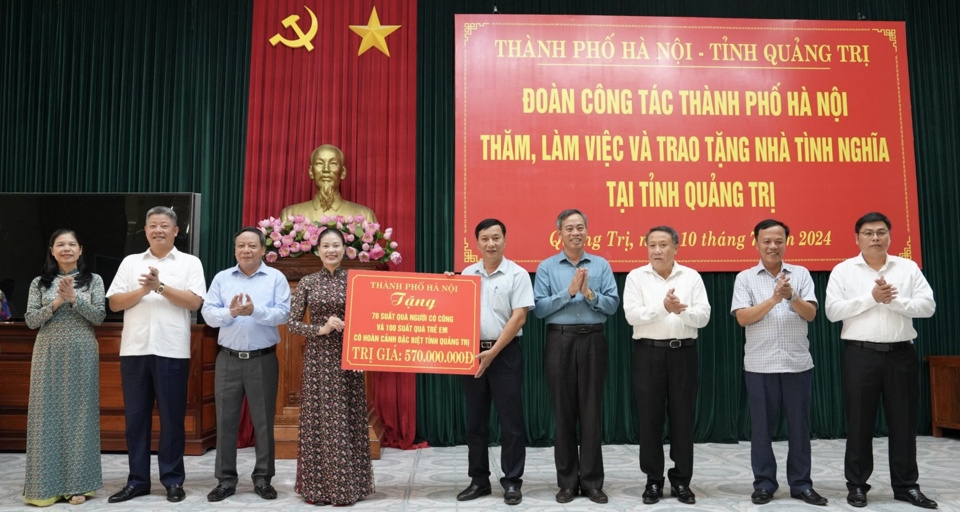 Giám đốc Sở LĐTB&XH Hà Nội Bạch Liên Hương trao biểu trưng quà tặng người có công và trẻ em có hoàn cảnh đặc biệt tại tỉnh Quảng Trị. Ảnh Hồng Thái