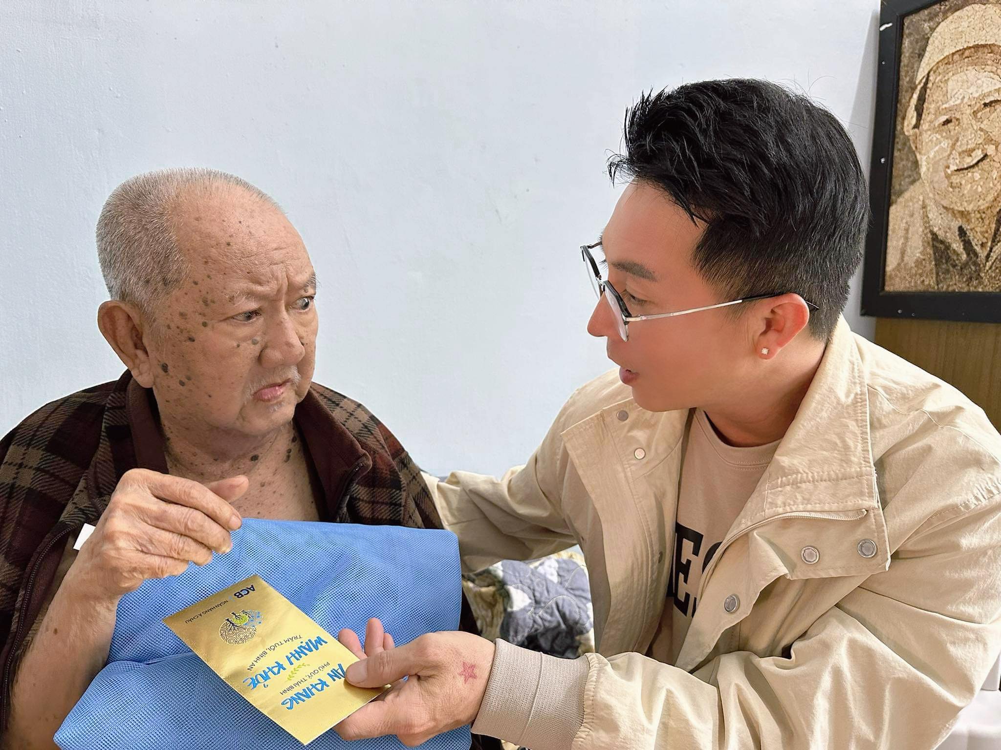 NS Tú Trinh, Kiều Phượng Loan, Hoàng Hiệp thăm nghệ sĩ lão thành tại Thị Nghè- Ảnh 5. NS Tú Trinh, Kiều Phượng Loan, Hoàng Hiệp thăm nghệ sĩ lão thành tại Thị Nghè- Ảnh 5.