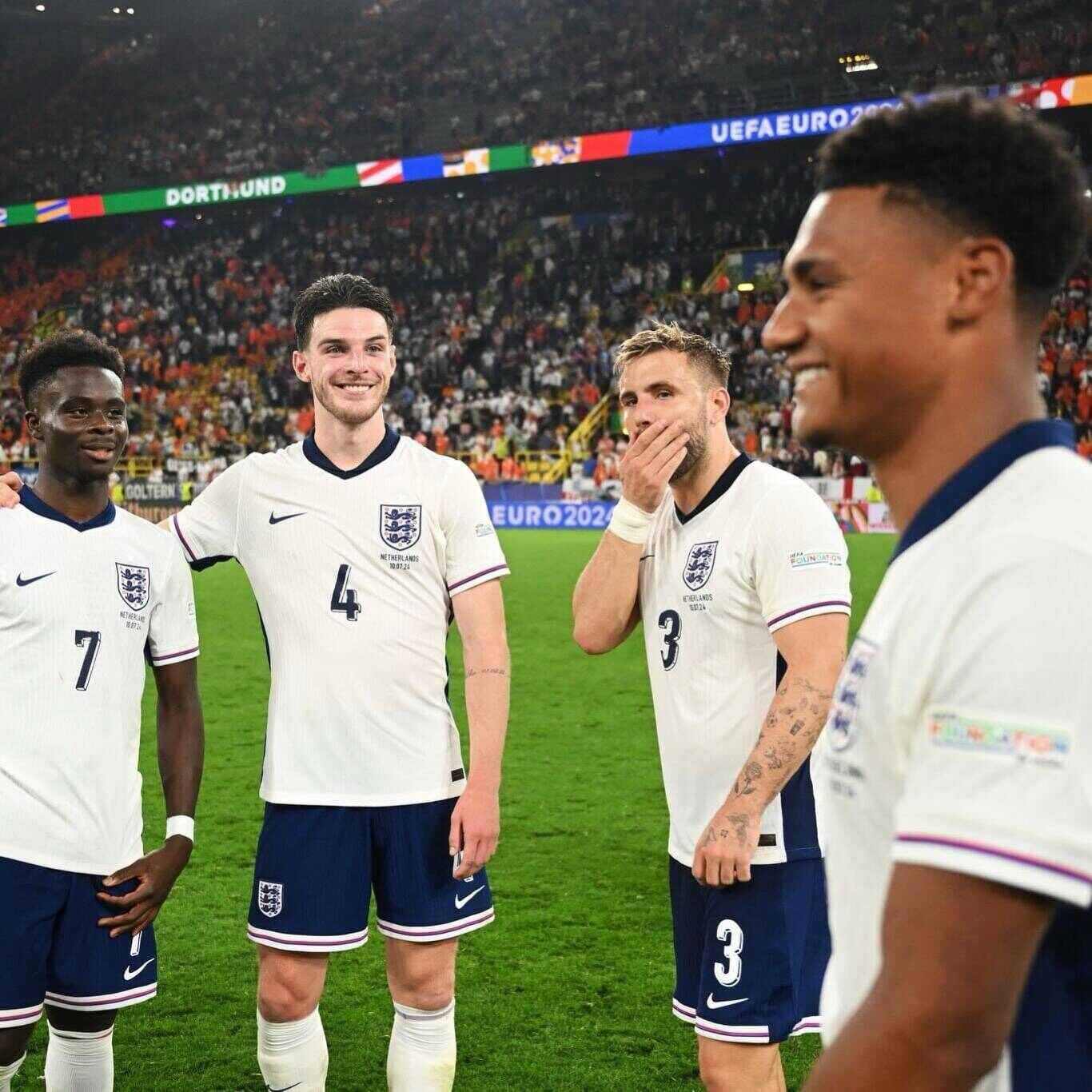 Ollie Watkins ăn mừng cùng các đồng đội sau trận đấu. Ảnh: LĐBD Anh