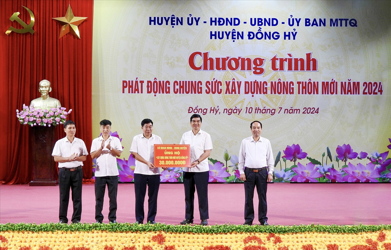 Phó Bí thư Huyện ủy, Chủ tịch UBND huyện Vũ Quang Dũng thay mặt cho HĐND - UBND huyện Đồng Hỷ ủng hộ Chương trình Phó Bí thư Huyện ủy, Chủ tịch UBND huyện Vũ Quang Dũng thay mặt cho HĐND - UBND huyện Đồng Hỷ ủng hộ Chương trình