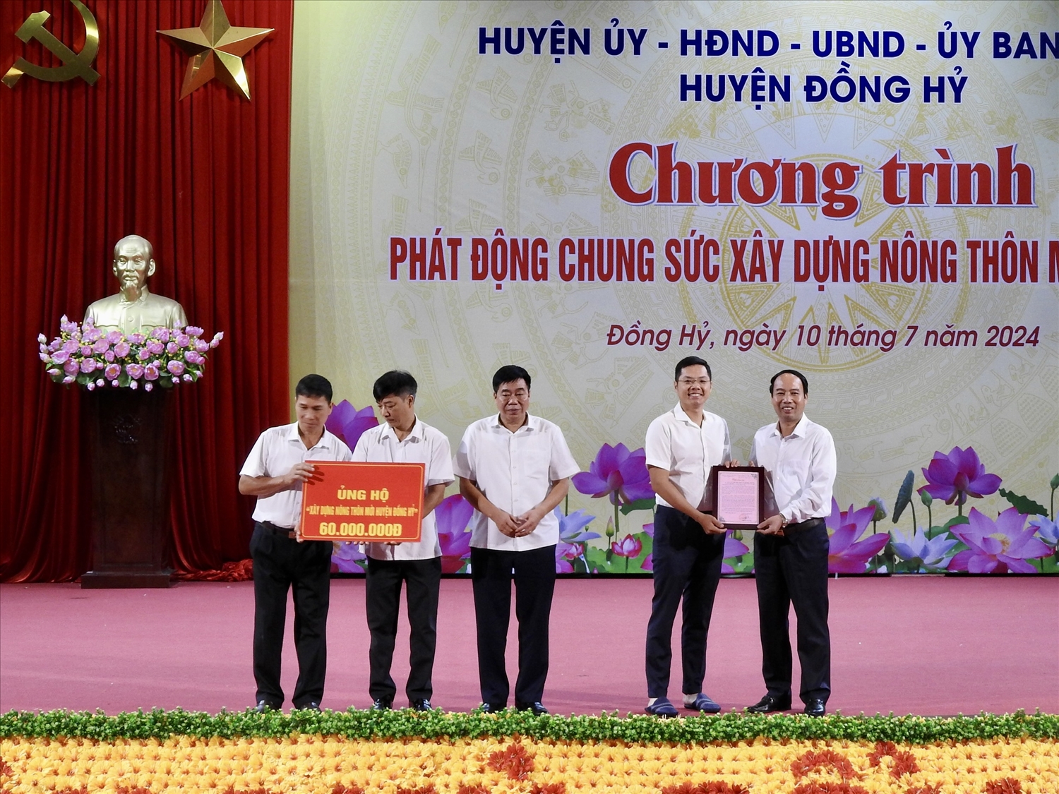 Bí thư Huyện ủy Nguyễn Văn Ngọc trao Thư cảm ơn các doanh nghiệp ủng hộ Chương trình Bí thư Huyện ủy Nguyễn Văn Ngọc trao Thư cảm ơn các doanh nghiệp ủng hộ Chương trình