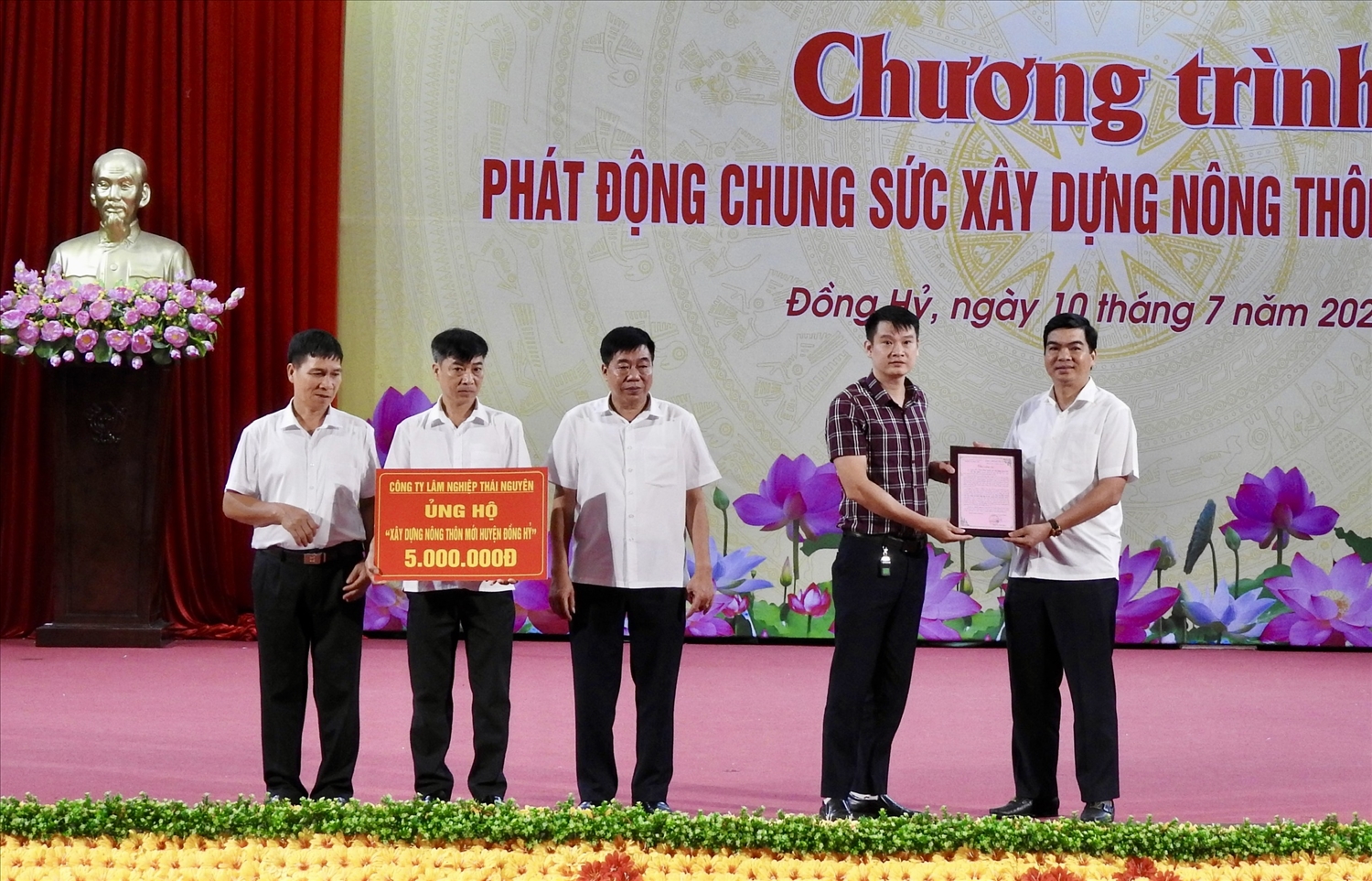 Phó Bí thư Huyện ủy, Chủ tịch UBND huyện Vũ Quang Dũng trao Thư cảm ơn các đơn vị ủng hộ Chương trình Phó Bí thư Huyện ủy, Chủ tịch UBND huyện Vũ Quang Dũng trao Thư cảm ơn các đơn vị ủng hộ Chương trình