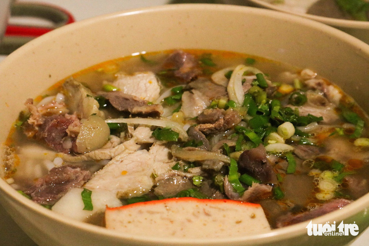 Tô bún bò kèm với chén mỡ nổi chỉ từ 40.000 đồng - Ảnh: ĐĂNG KHƯƠNG Tô bún bò kèm với chén mỡ nổi chỉ từ 40.000 đồng - Ảnh: ĐĂNG KHƯƠNG