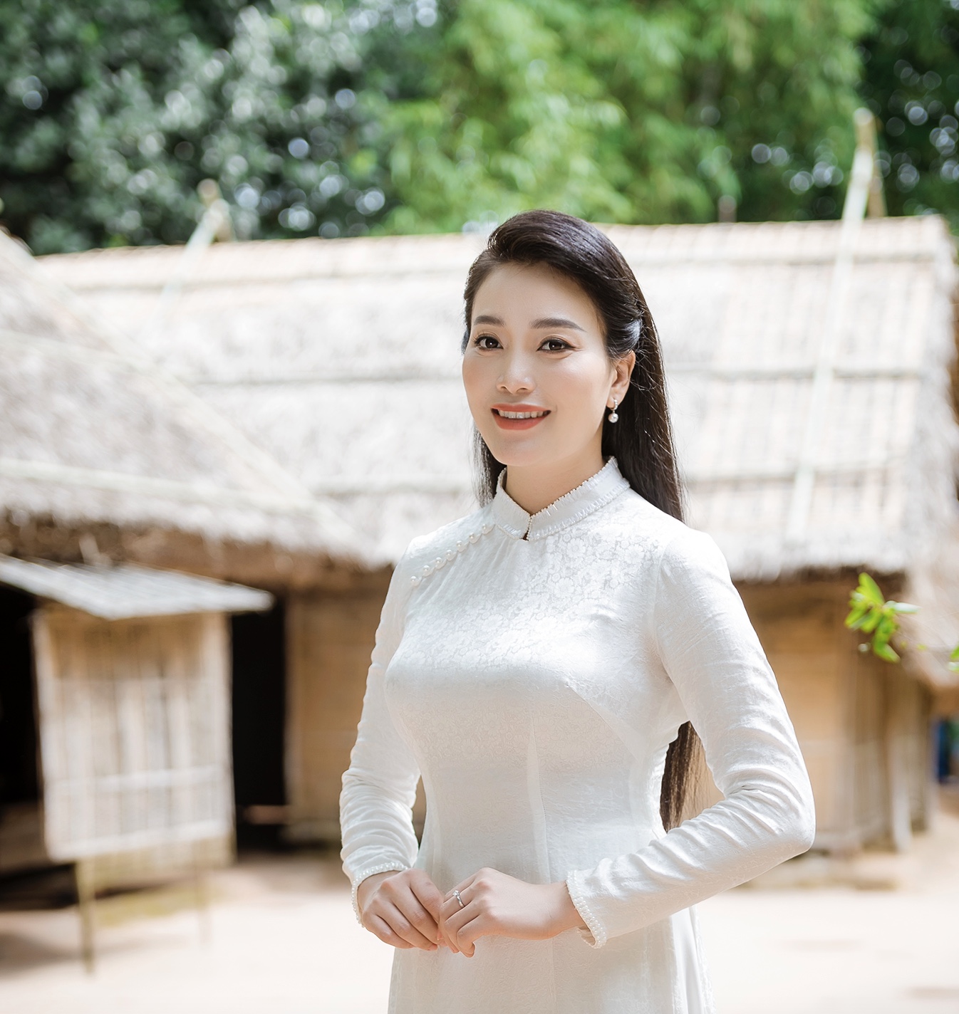 Sao Mai Huyền Trang về làng Sen làm MV mừng 135 năm ngày sinh nhật Bác Hồ - Ảnh 2. Sao Mai Huyền Trang về làng Sen làm MV mừng 135 năm ngày sinh nhật Bác Hồ - Ảnh 2.