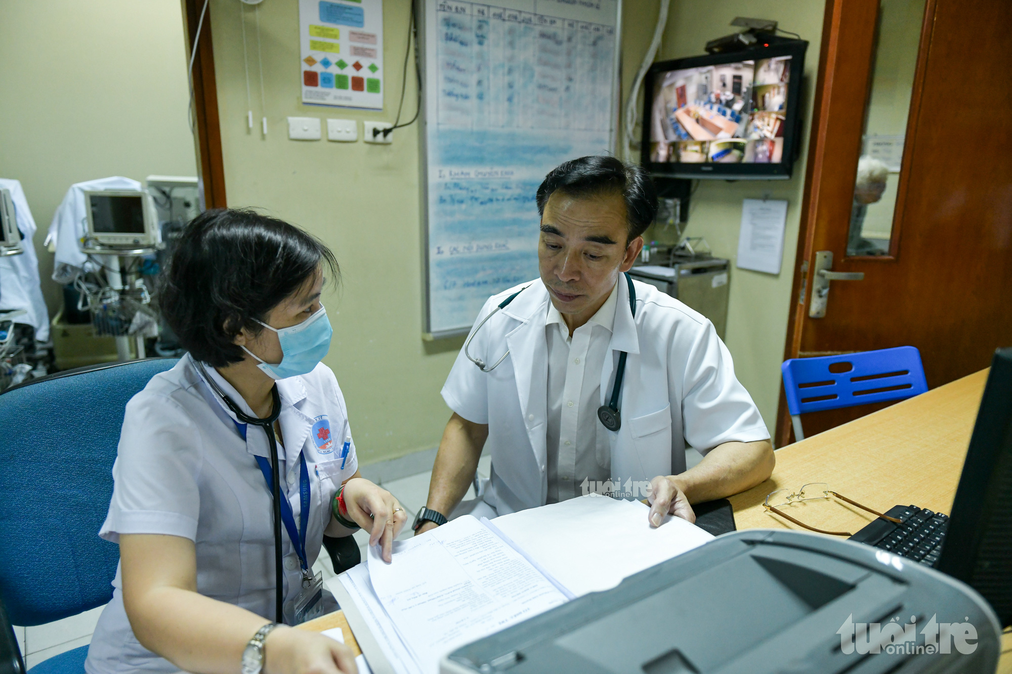 Gặp cựu giám đốc Bệnh viện Bạch Mai Nguyễn Quang Tuấn đang thực hành tại Bệnh viện Hữu Nghị- Ảnh 3. Ông Tuấn cho biết việc học là suốt đời và là cả quá trình tu dưỡng của một bác sĩ - Ảnh: NAM TRẦN