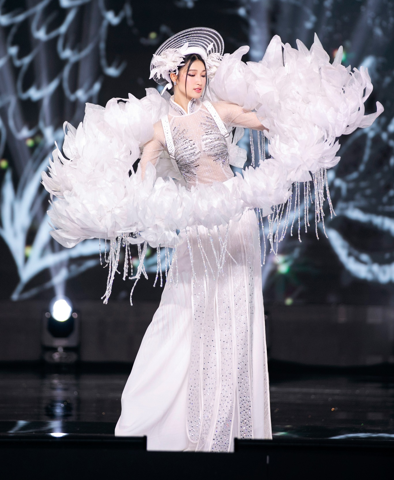 Phần thi trang phục dân tộc Miss Grand Vietnam 2023: Đỗ Thị Hà, Á hậu Đào Thị Hiền nổi bật nhất? - Ảnh 5. Phần thi trang phục dân tộc Miss Grand Vietnam 2023: Đỗ Thị Hà, Á hậu Đào Thị Hiền nổi bật nhất? - Ảnh 5.