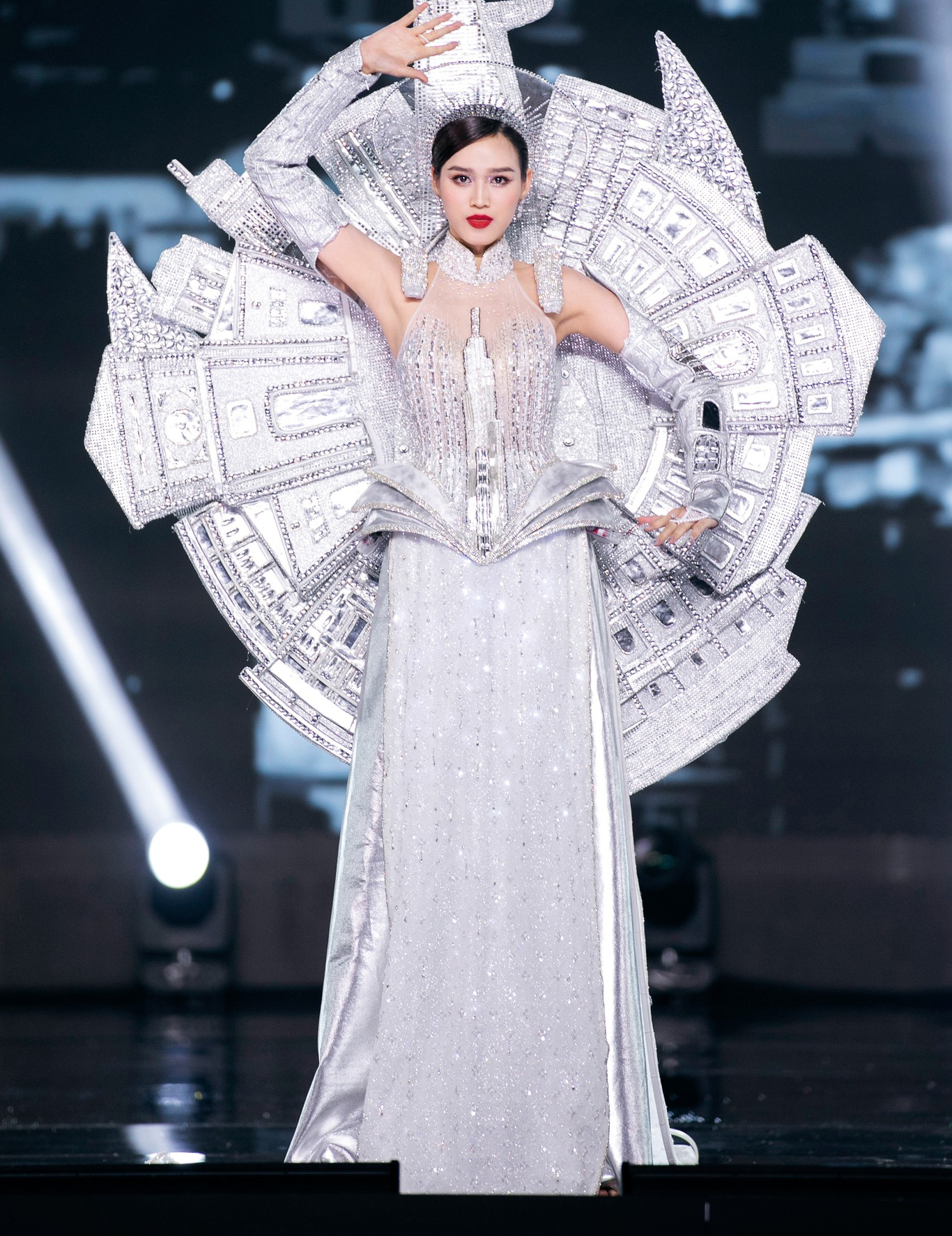 Phần thi trang phục dân tộc Miss Grand Vietnam 2023: Đỗ Thị Hà, Á hậu Đào Thị Hiền nổi bật nhất? - Ảnh 8. Phần thi trang phục dân tộc Miss Grand Vietnam 2023: Đỗ Thị Hà, Á hậu Đào Thị Hiền nổi bật nhất? - Ảnh 8.