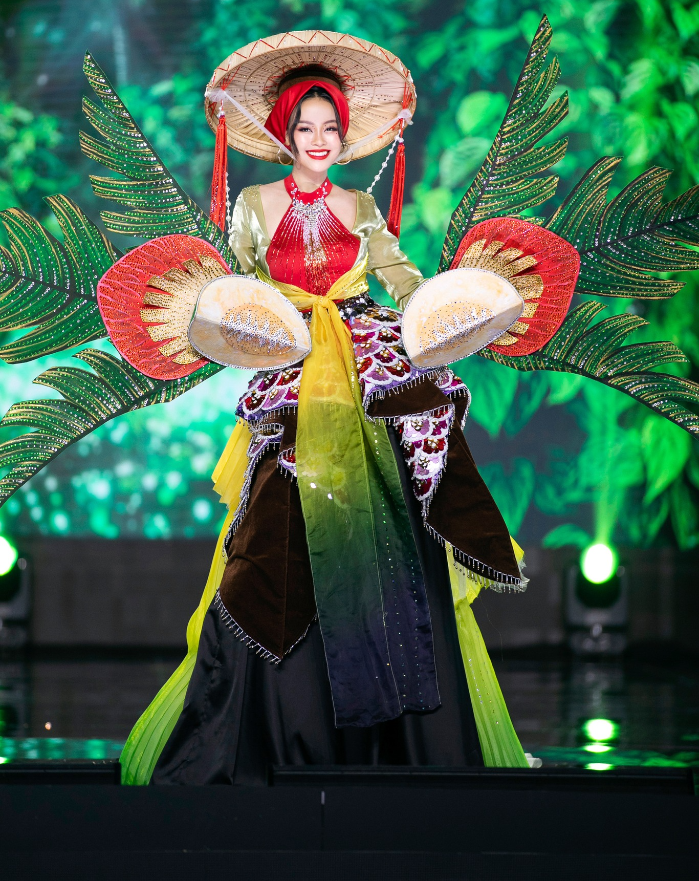 Phần thi trang phục dân tộc Miss Grand Vietnam 2023: Đỗ Thị Hà, Á hậu Đào Thị Hiền nổi bật nhất? - Ảnh 7. Phần thi trang phục dân tộc Miss Grand Vietnam 2023: Đỗ Thị Hà, Á hậu Đào Thị Hiền nổi bật nhất? - Ảnh 7.