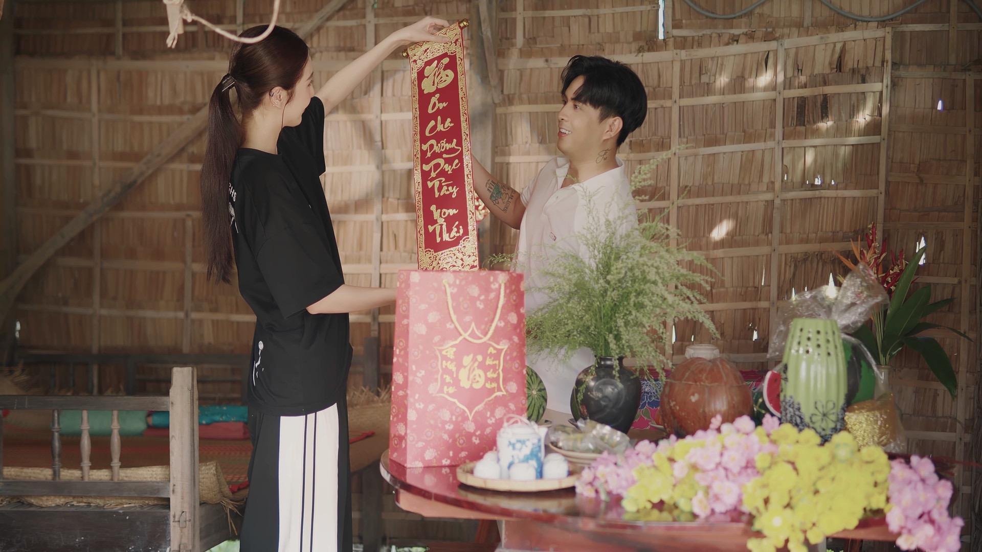 Hồ Quang Hiếu mời... vợ đóng MV Tết- Ảnh 2. Hồ Quang Hiếu mời... vợ đóng MV Tết- Ảnh 2.