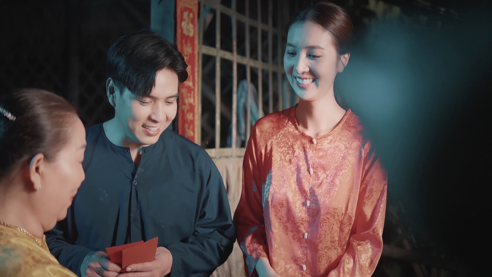 Hồ Quang Hiếu mời... vợ đóng MV Tết- Ảnh 6. Hồ Quang Hiếu mời... vợ đóng MV Tết- Ảnh 6.