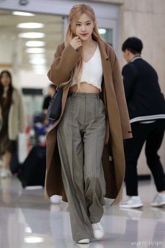 Chỉ với kiểu quần tây nàng công sở nào cũng có, Rosé biến tấu ra “1001 set đồ” vừa điệu vừa sang- Ảnh 4. Chỉ với kiểu quần tây nàng công sở nào cũng có, Rosé biến tấu ra “1001 set đồ” vừa điệu vừa sang- Ảnh 4.