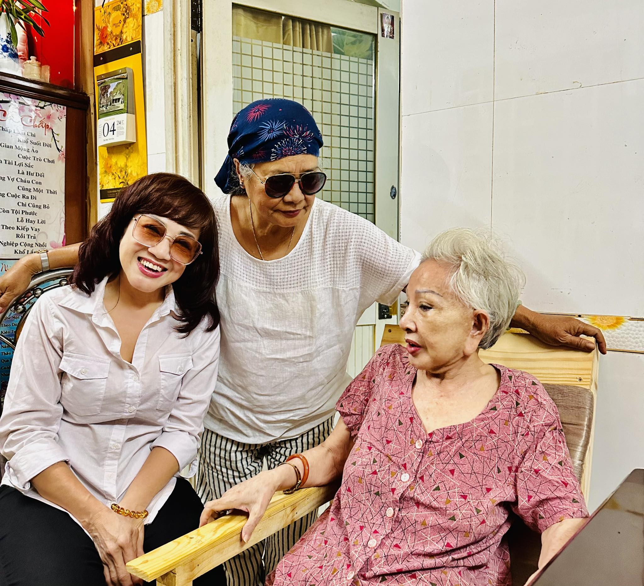 Nghệ sĩ Hồng Nga bật khóc trước nghĩa cử của NSƯT Phương Hồng Thủy- Ảnh 3. Nghệ sĩ Hồng Nga bật khóc trước nghĩa cử của NSƯT Phương Hồng Thủy- Ảnh 3.