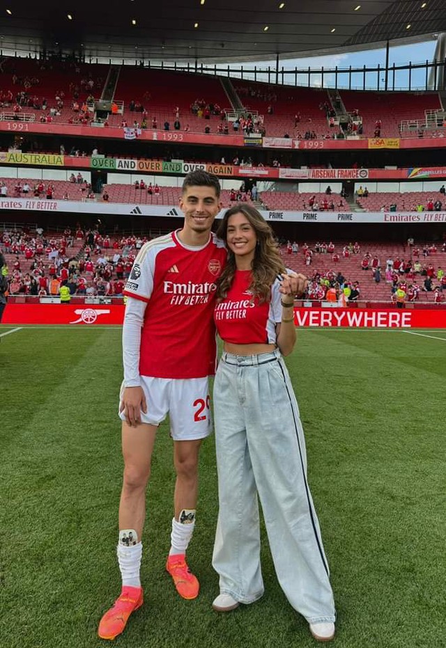 Tối giản và đơn sắc, cách siêu mẫu Sophia Weber thu hút tiền đạo Đức Kai Havertz- Ảnh 2. Tối giản và đơn sắc, cách siêu mẫu Sophia Weber thu hút tiền đạo Đức Kai Havertz- Ảnh 2.