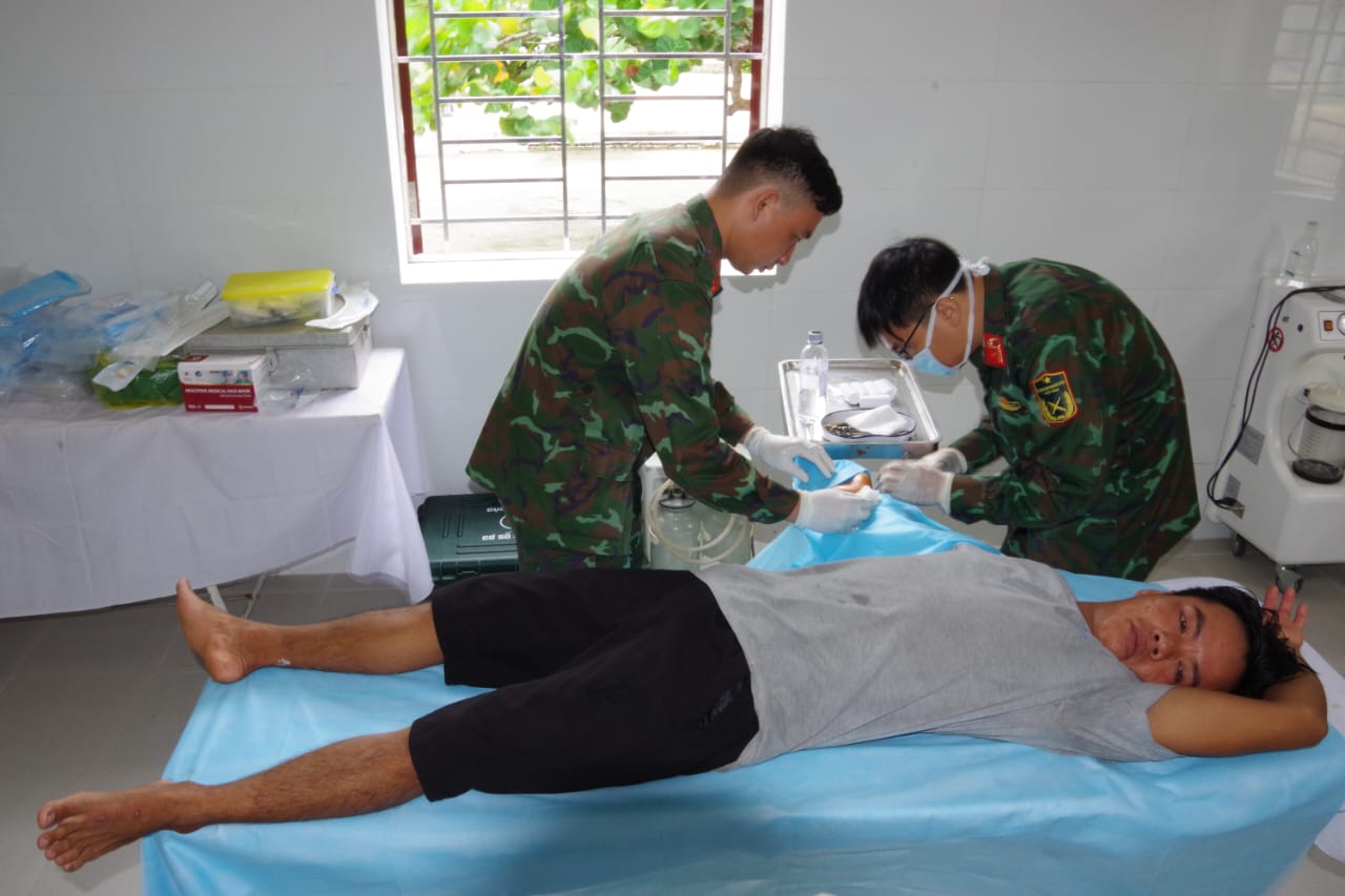 Khánh Hòa: Bệnh xá đảo Sơn Ca của huyện Trường Sa cấp cứu ngư dân bị cá biển cắn- Ảnh 2. Khánh Hòa: Bệnh xá đảo Sơn Ca của huyện Trường Sa cấp cứu ngư dân bị cá biển cắn- Ảnh 2.