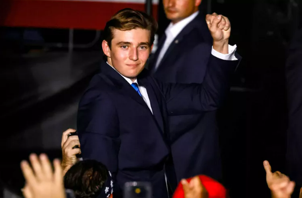 Cậu út nhà Trump tại buổi vận động của bố: Sự chú ý và áp lực- Ảnh 2. Cậu út nhà Trump tại buổi vận động của bố: Sự chú ý và áp lực- Ảnh 2.
