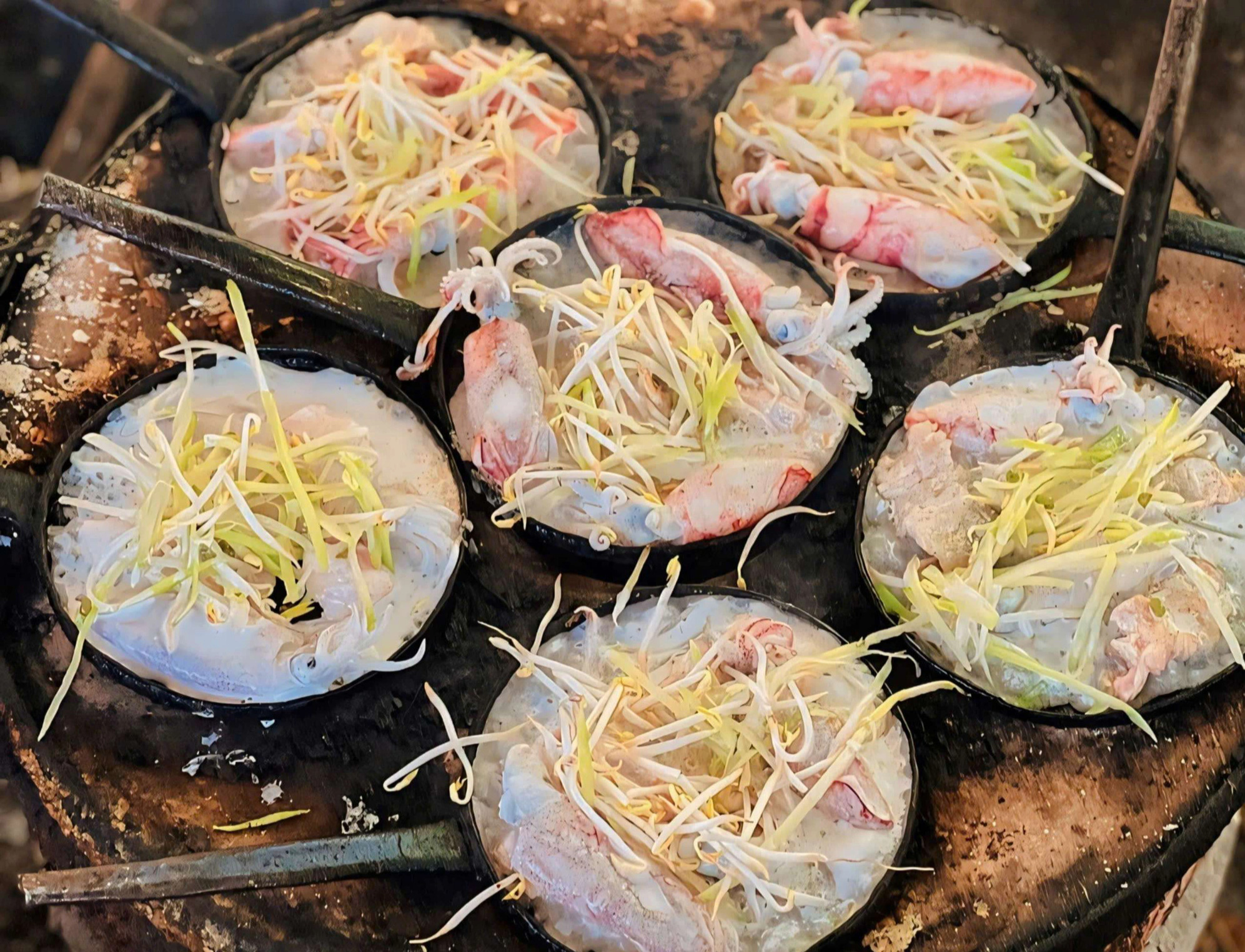 Món bánh xèo mực được chế biến và ăn liền tại chỗ - Ảnh: TRẦN HOÀI Món bánh xèo mực được chế biến và ăn liền tại chỗ - Ảnh: TRẦN HOÀI