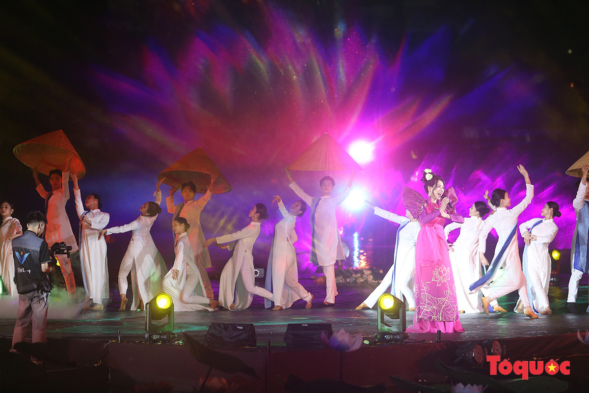 Mãn nhãn với show diễn thực cảnh sen tại Khai mạc Lễ hội sen Hà Nội năm 2024 - Ảnh 12. Mãn nhãn với show diễn thực cảnh sen tại Khai mạc Lễ hội sen Hà Nội năm 2024 - Ảnh 12.