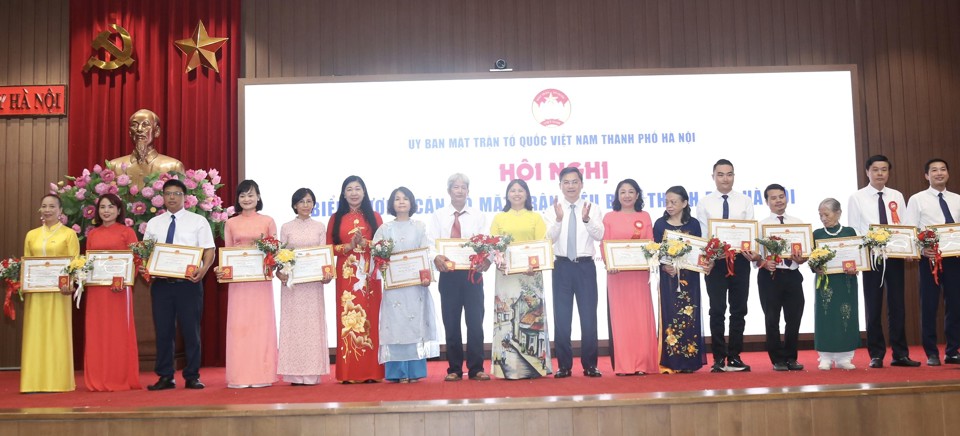 Chủ tịch Ủy ban Mặt trận Tổ quốc Việt Nam TP Hà Nội Nguyễn Lan Hương và Phó Chủ tịch UBND TP Hà Nội Hà Minh Hải trao Bằng khen của Chủ tịch UBND TP cho 2 tập thể và danh hiệu ''Chiến sỹ Thi đua TP'', ''Người tốt việc tốt'' cho các cá nhân