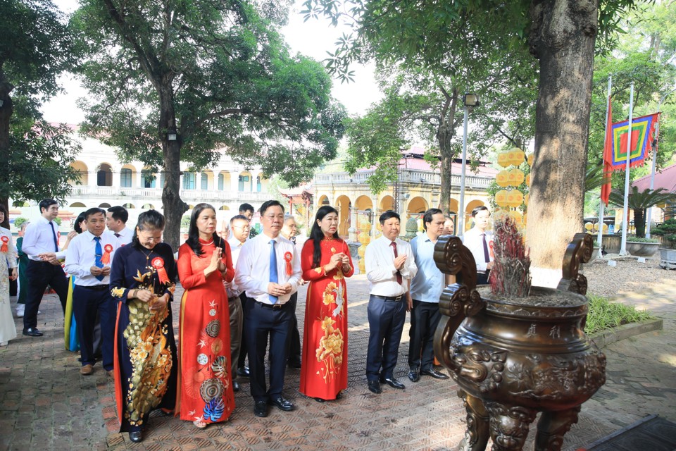 Chủ tịch Ủy ban Mặt trận Tổ quốc Việt Nam TP Hà Nội Nguyễn Lan Hương và các đại biểu thực hiện nghi lễ dâng văn, dâng hương tại Điện Kính Thiên