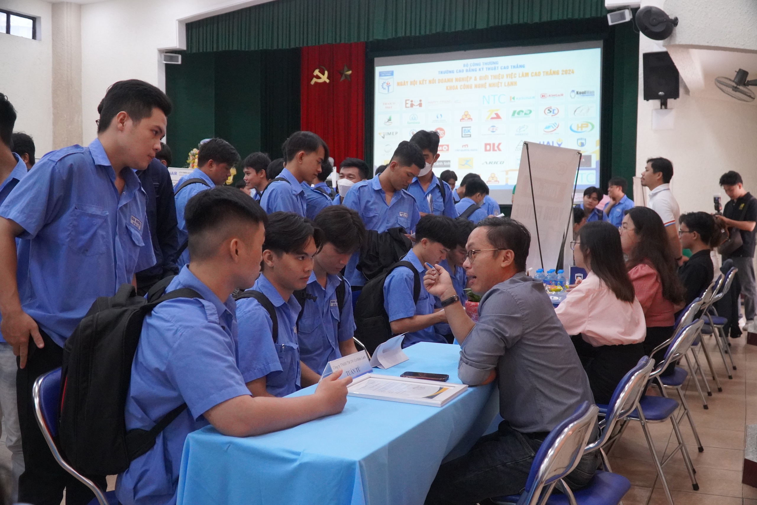Doanh nghiệp thiếu lao động kỹ thuật, sinh viên ứng tuyển là có việc ngay - Ảnh 3. Doanh nghiệp thiếu lao động kỹ thuật, sinh viên ứng tuyển là có việc ngay - Ảnh 3.