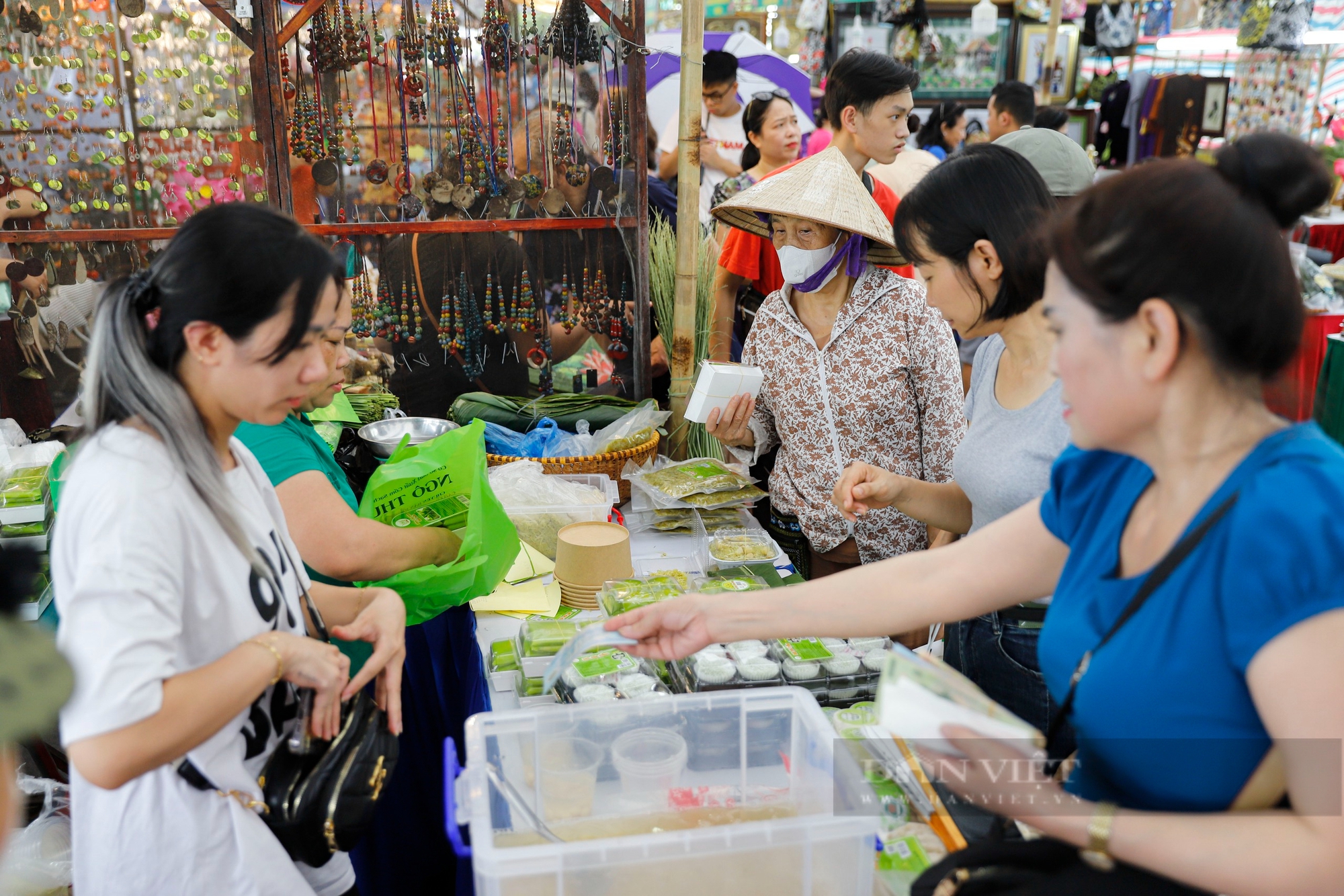 Người Hà Nội thích thú thưởng trà, rủ nhau mua tranh dệt lụa từ tơ sen giá lên tới 2,5 triệu đồng- Ảnh 5. Người Hà Nội thích thú thưởng trà, rủ nhau mua tranh dệt lụa từ tơ sen giá lên tới 2,5 triệu đồng- Ảnh 5.