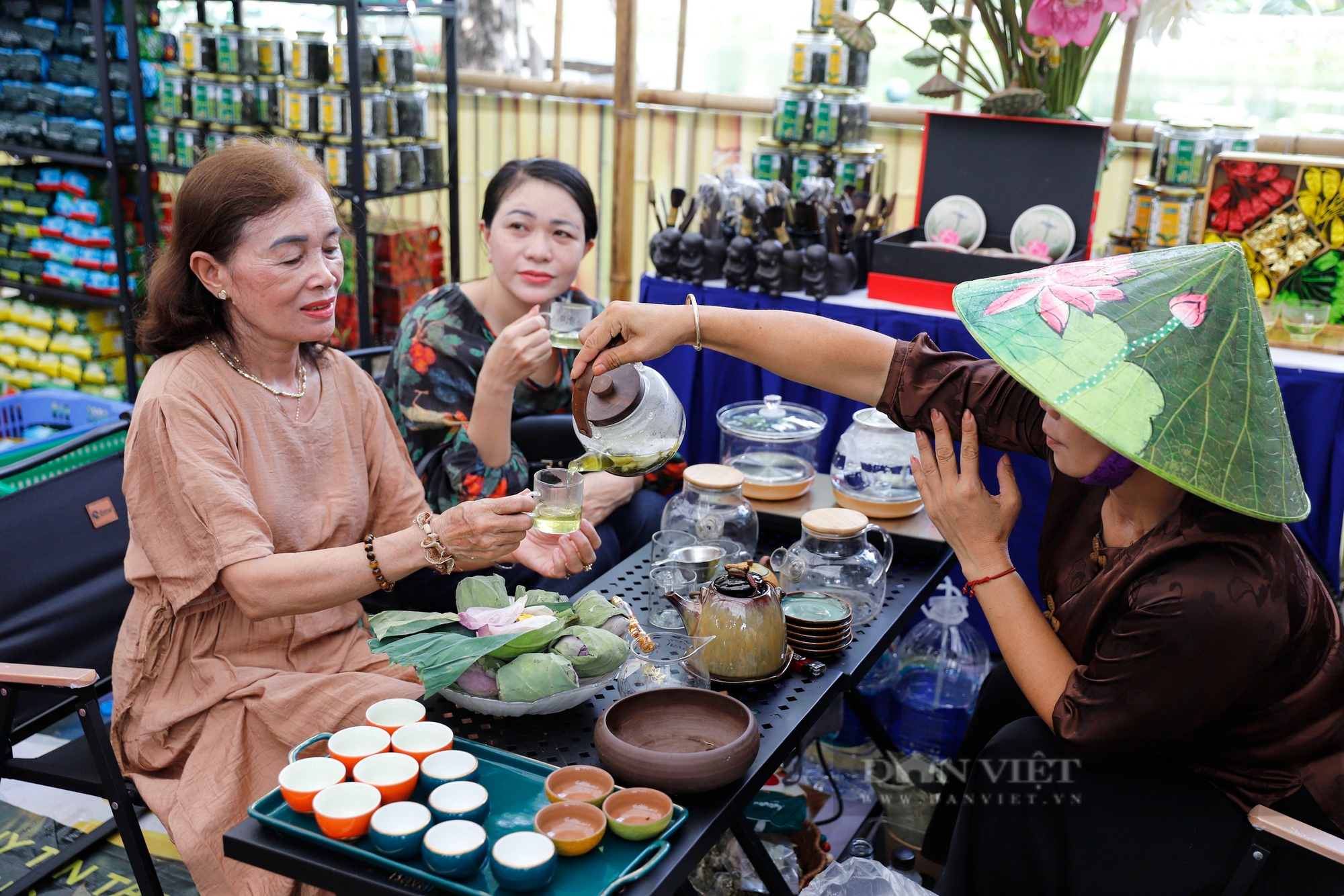 Người Hà Nội thích thú thưởng trà, rủ nhau mua tranh dệt lụa từ tơ sen giá lên tới 2,5 triệu đồng- Ảnh 8. Người Hà Nội thích thú thưởng trà, rủ nhau mua tranh dệt lụa từ tơ sen giá lên tới 2,5 triệu đồng- Ảnh 8.