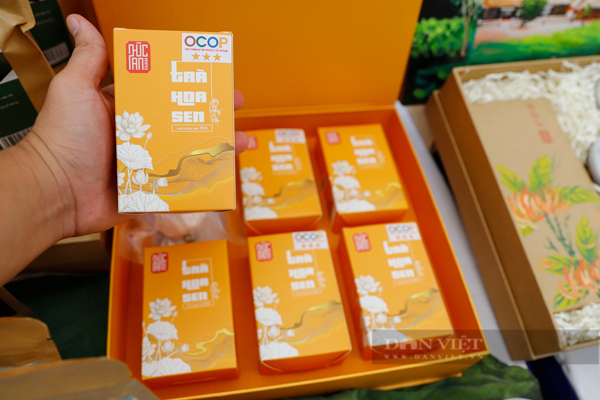 Người Hà Nội thích thú thưởng trà, rủ nhau mua tranh dệt lụa từ tơ sen giá lên tới 2,5 triệu đồng- Ảnh 7. Người Hà Nội thích thú thưởng trà, rủ nhau mua tranh dệt lụa từ tơ sen giá lên tới 2,5 triệu đồng- Ảnh 7.