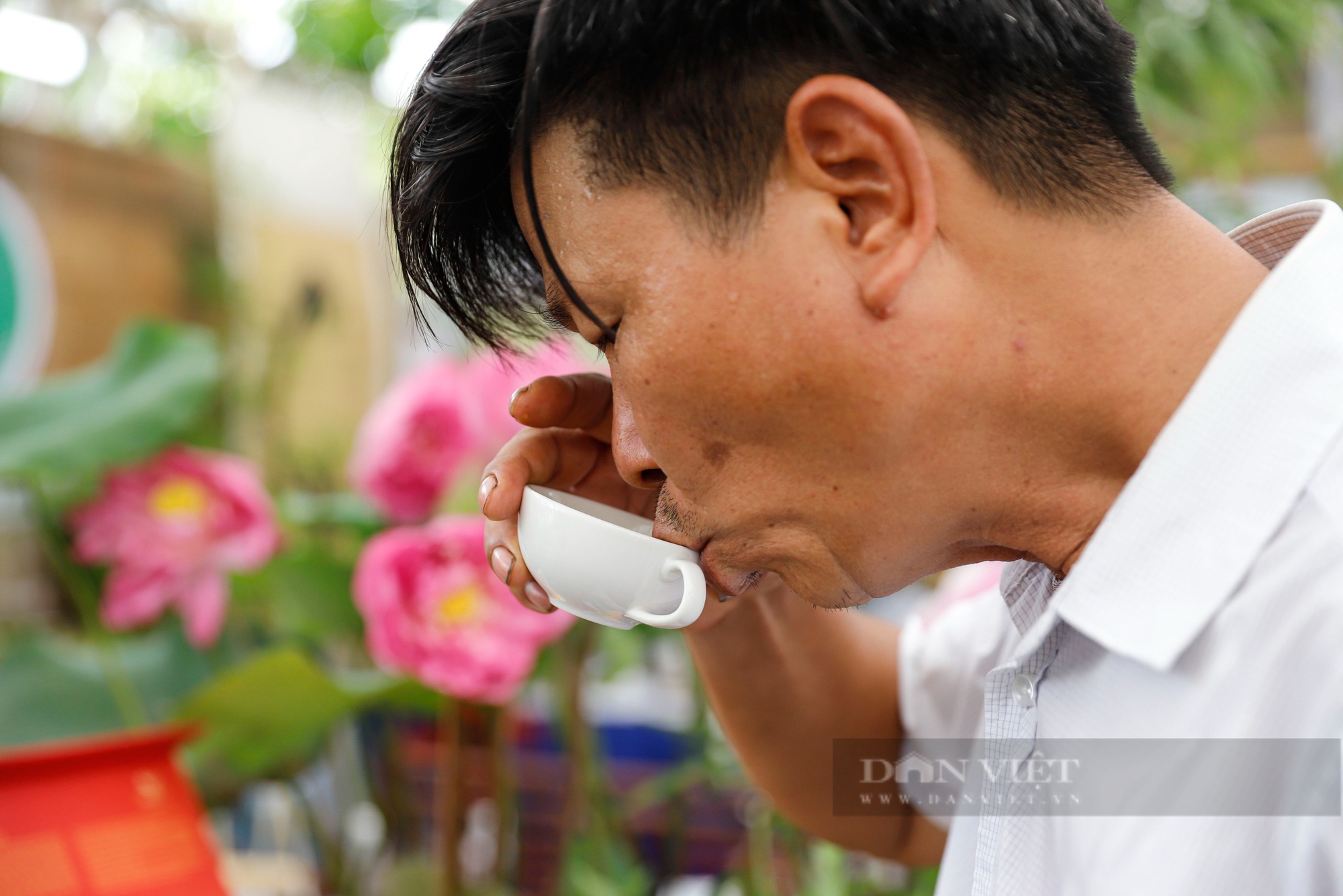 Người Hà Nội thích thú thưởng trà, rủ nhau mua tranh dệt lụa từ tơ sen giá lên tới 2,5 triệu đồng- Ảnh 9. Người Hà Nội thích thú thưởng trà, rủ nhau mua tranh dệt lụa từ tơ sen giá lên tới 2,5 triệu đồng- Ảnh 9.