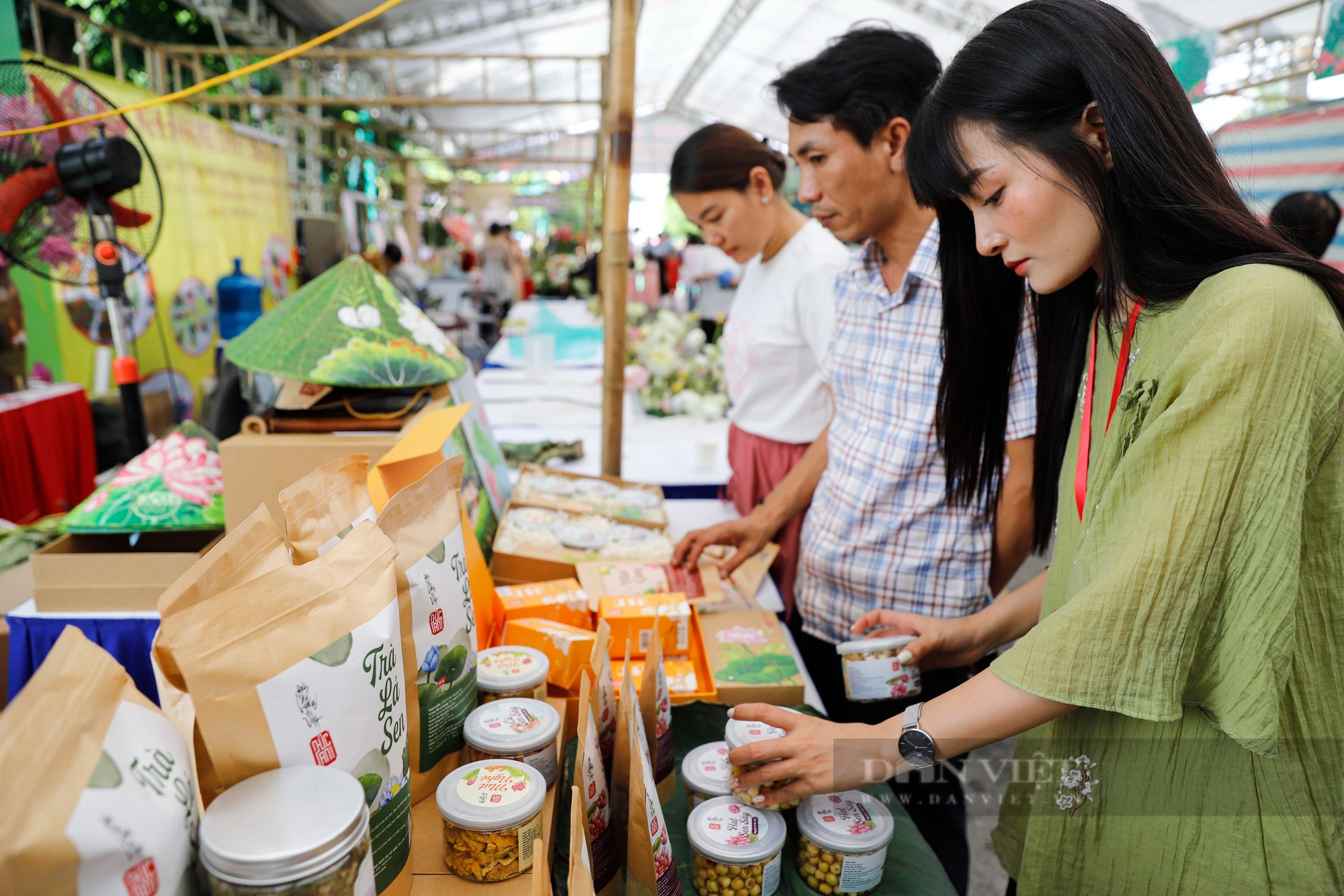 Người Hà Nội thích thú thưởng trà, rủ nhau mua tranh dệt lụa từ tơ sen giá lên tới 2,5 triệu đồng- Ảnh 10. Người Hà Nội thích thú thưởng trà, rủ nhau mua tranh dệt lụa từ tơ sen giá lên tới 2,5 triệu đồng- Ảnh 10.