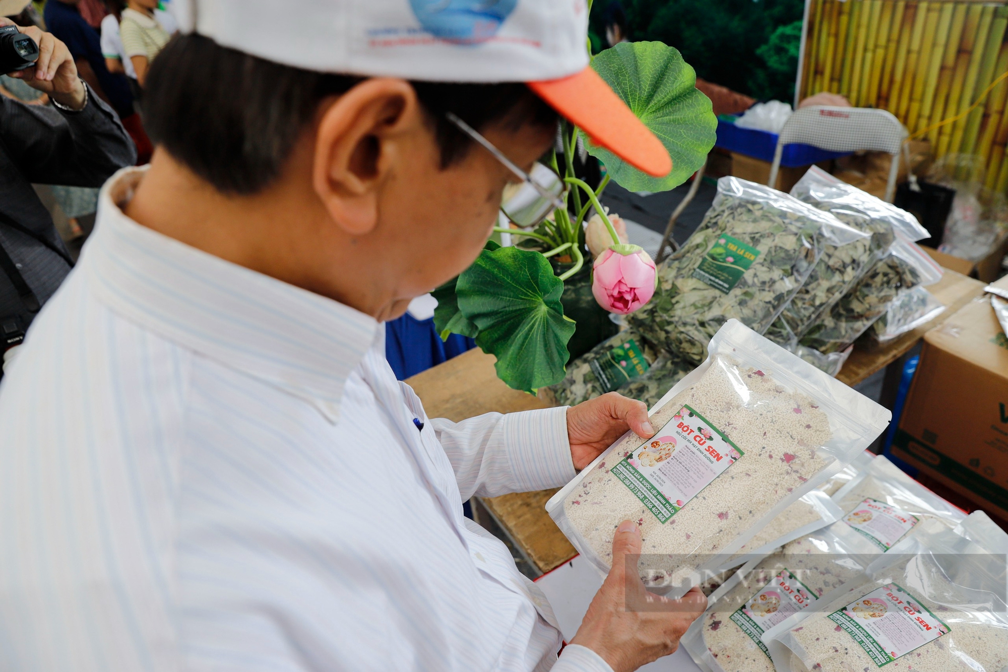 Người Hà Nội thích thú thưởng trà, rủ nhau mua tranh dệt lụa từ tơ sen giá lên tới 2,5 triệu đồng- Ảnh 11. Người Hà Nội thích thú thưởng trà, rủ nhau mua tranh dệt lụa từ tơ sen giá lên tới 2,5 triệu đồng- Ảnh 11.