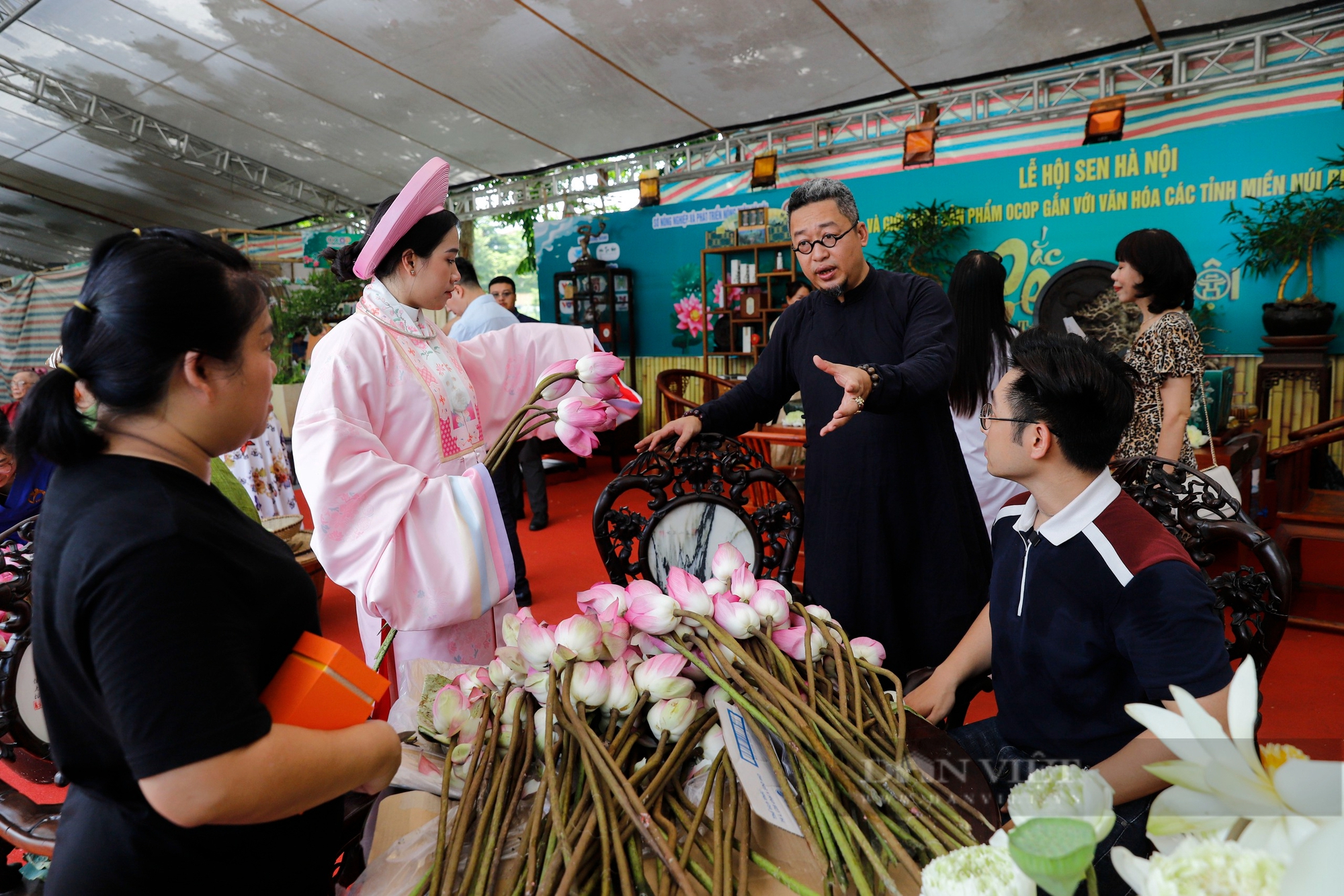 Người Hà Nội thích thú thưởng trà, rủ nhau mua tranh dệt lụa từ tơ sen giá lên tới 2,5 triệu đồng- Ảnh 12. Người Hà Nội thích thú thưởng trà, rủ nhau mua tranh dệt lụa từ tơ sen giá lên tới 2,5 triệu đồng- Ảnh 12.