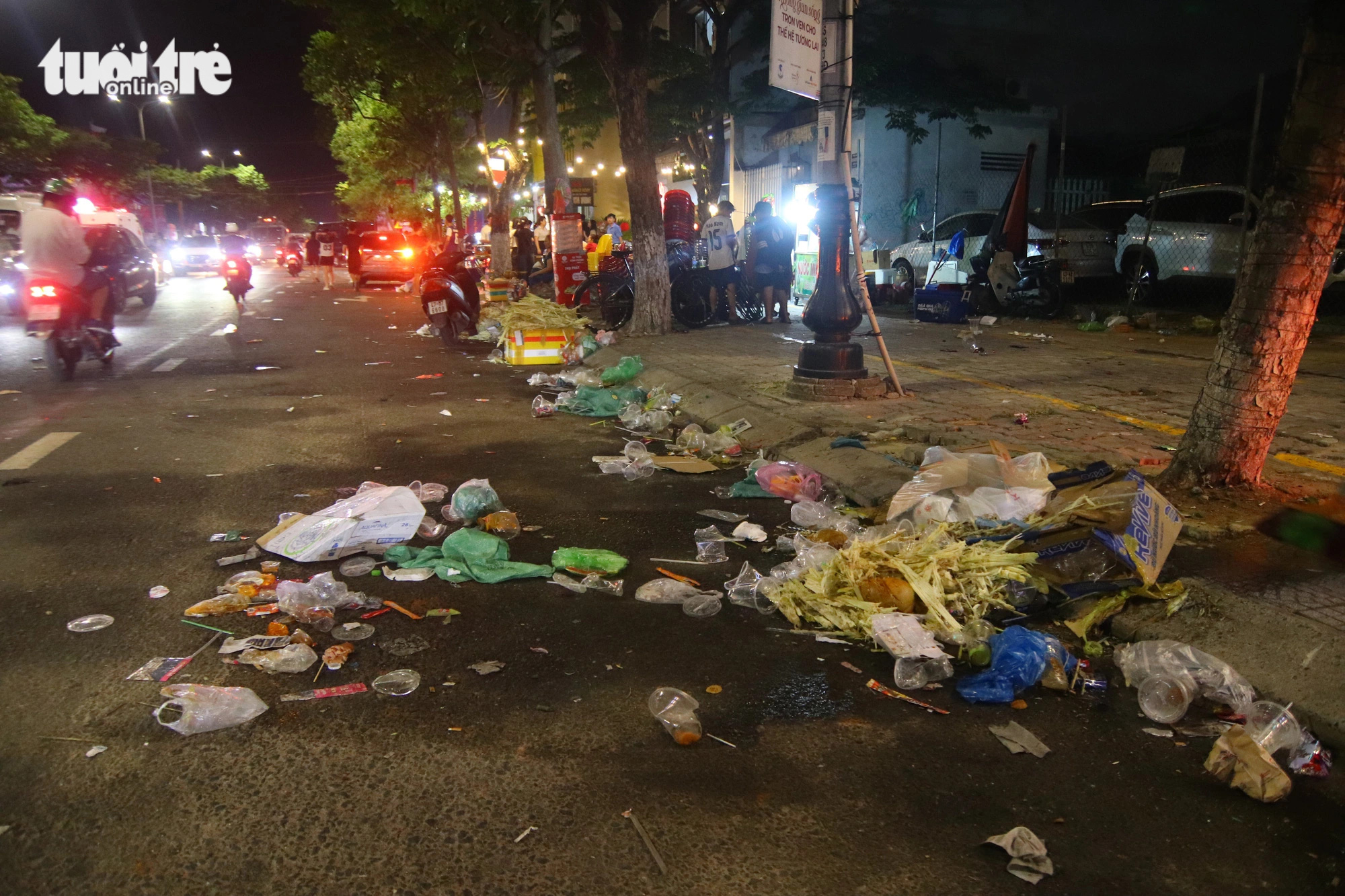 Tích cực dọn rác, giới trẻ Đà Nẵng để lại hình ảnh đẹp sau lễ hội pháo hoa- Ảnh 3. Một điểm tập trung rác gần khán đài bắn pháo hoa trên đường Trần Hưng Đạo - Ảnh: THANH NGUYÊN