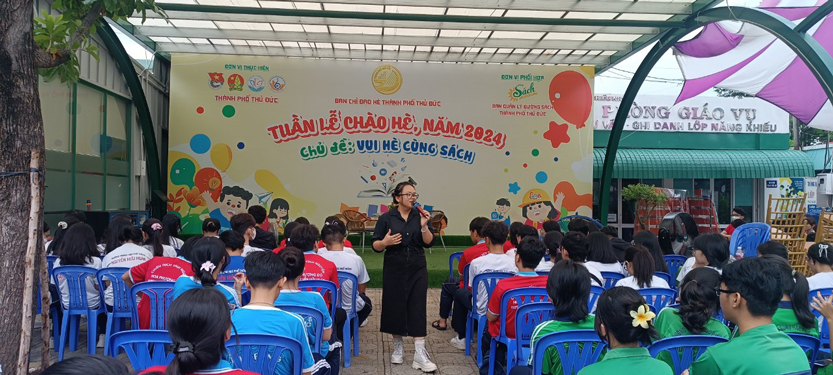 Vốn sống của Trang ngày càng đầy đặn sau thời gian gắn bó với Đường Sách TP Thủ Đức và chính cô cũng trao truyền nhiều cảm hứng tốt đẹp cho bạn đọc trẻ tuổi khi đến đây Vốn sống của Trang ngày càng đầy đặn sau thời gian gắn bó với Đường Sách TP Thủ Đức và chính cô cũng trao truyền nhiều cảm hứng tốt đẹp cho bạn đọc trẻ tuổi khi đến đây