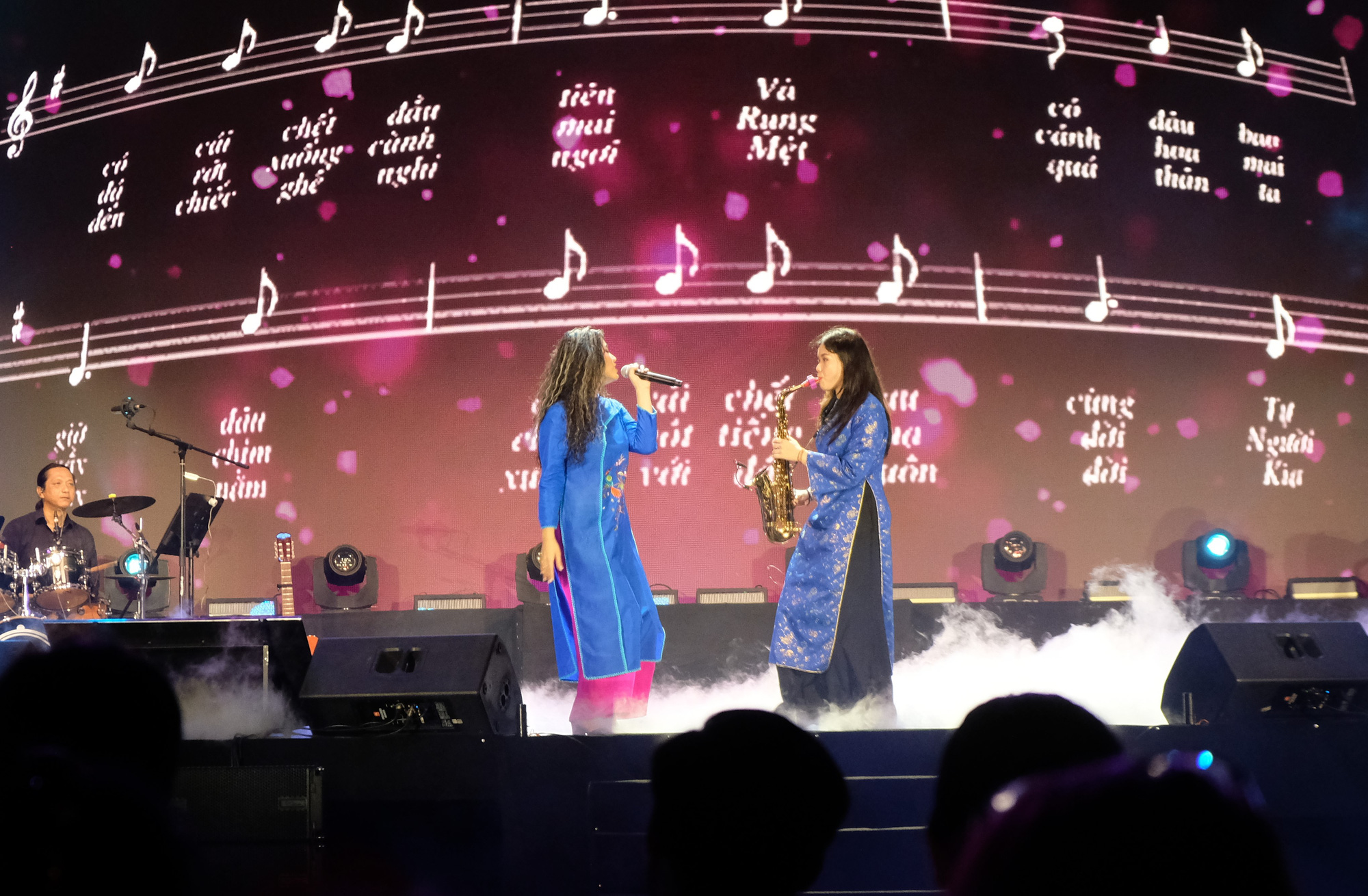 Em gái Trịnh Công Sơn nói trong đêm Khúc ca hòa bình: ‘Anh Sơn là người vui nhất’- Ảnh 3. Cece Trương (trái) và An Trần biểu diễn Ngẫu nhiên