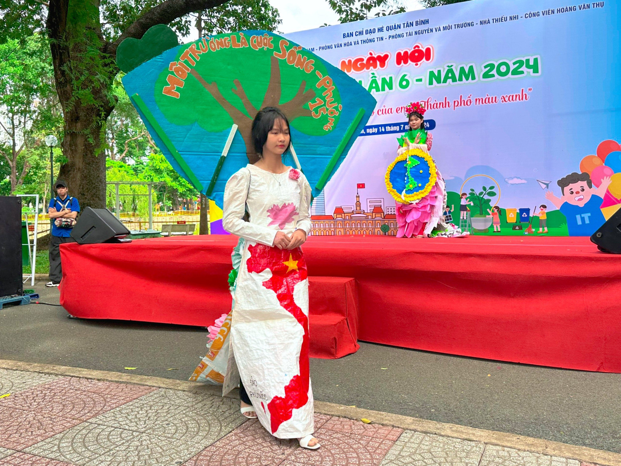 Ngắm những bộ cánh tái chế độc đáo của thiếu nhi quận Tân Bình- Ảnh 2. Áo dài tái chế với thông điệp "Môi trường là cuộc sống" - Ảnh: BTC