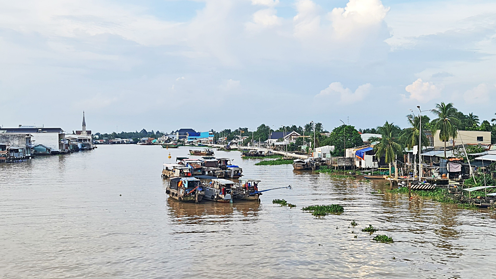 Chợ nổi Cái Răng giờ đã khác, chợ nổi Cái Bè 'chìm' dần- Ảnh 2. Chợ nổi Cái Bè chỉ còn lưa thưa vài chiếc ghe - Ảnh: Mậu Trường