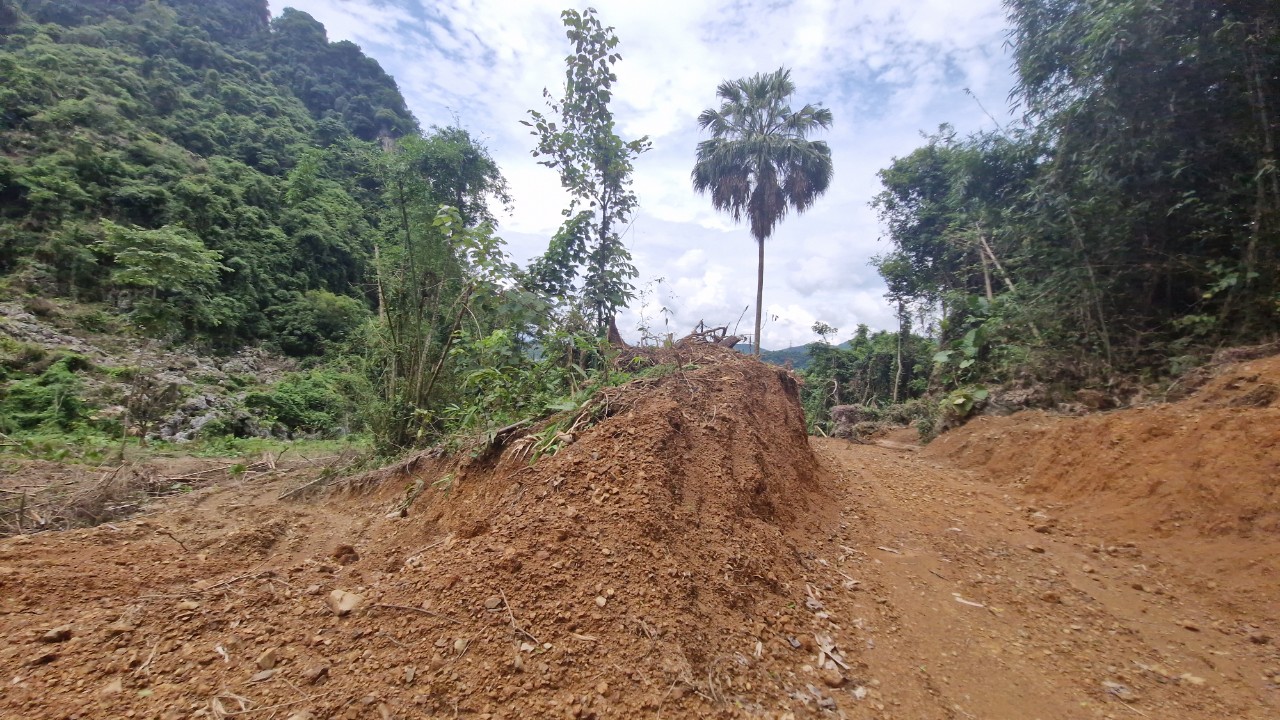 Bắc Kạn: Mỏ chưa đấu giá nhưng đất được thu gom, làm đường trái phép- Ảnh 3. Bắc Kạn: Mỏ chưa đấu giá nhưng đất được thu gom, làm đường trái phép- Ảnh 3.