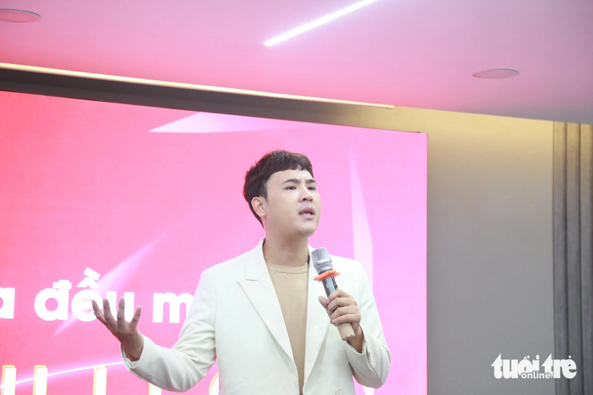 Làm sao để nói chuyện tự tin và cuốn hút hơn?- Ảnh 3. MC Lê Minh Ngọc nhắn nhủ các bạn trẻ hãy giữ "chất riêng" của mình - Ảnh: ĐOÀN NHẠN