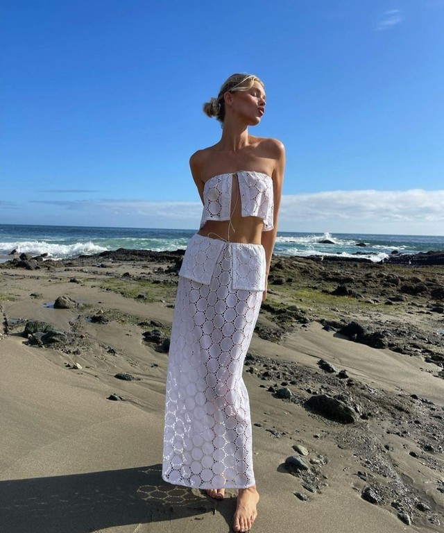 Đồ đi biển mà 'thiên thần' Victoria's Secret chọn, mọi tín đồ thời trang đều mặc được- Ảnh 7. Đồ đi biển mà 'thiên thần' Victoria's Secret chọn, mọi tín đồ thời trang đều mặc được- Ảnh 7.