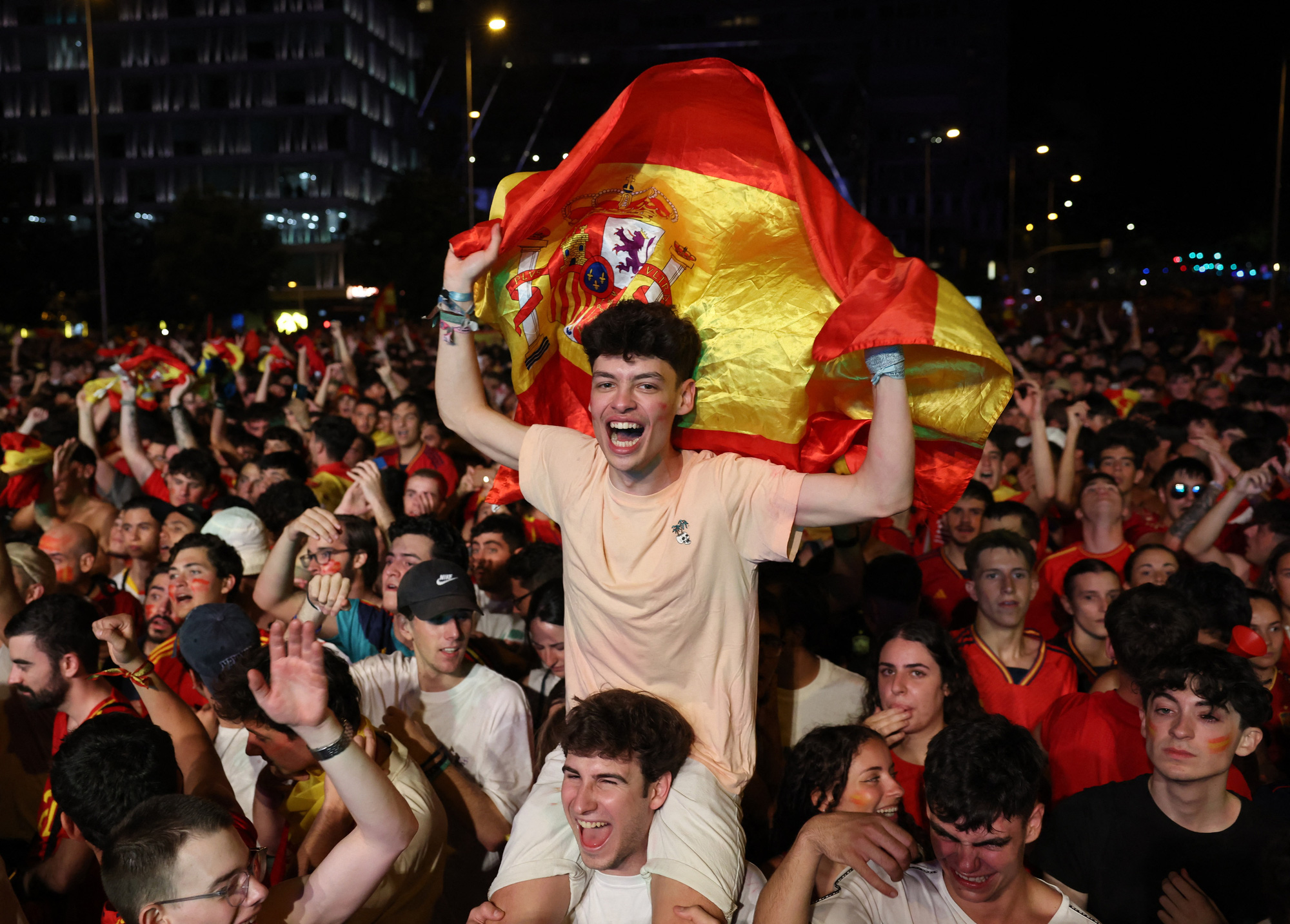 Người dân Tây Ban Nha đổ ra đường ăn mừng chức vô địch Euro 2024- Ảnh 5. Niềm vui sướng tột độ của các CĐV Tây Ban Nha tại quê nhà - Ảnh: REUTERS