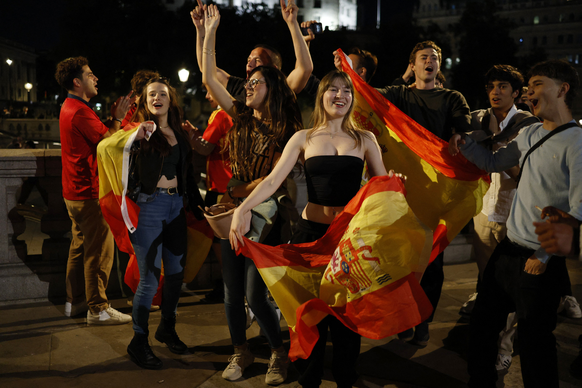 Người dân Tây Ban Nha đổ ra đường ăn mừng chức vô địch Euro 2024- Ảnh 8. Hôm nay là đêm không ngủ đối với CĐV Tây Ban Nha - Ảnh: REUTERS