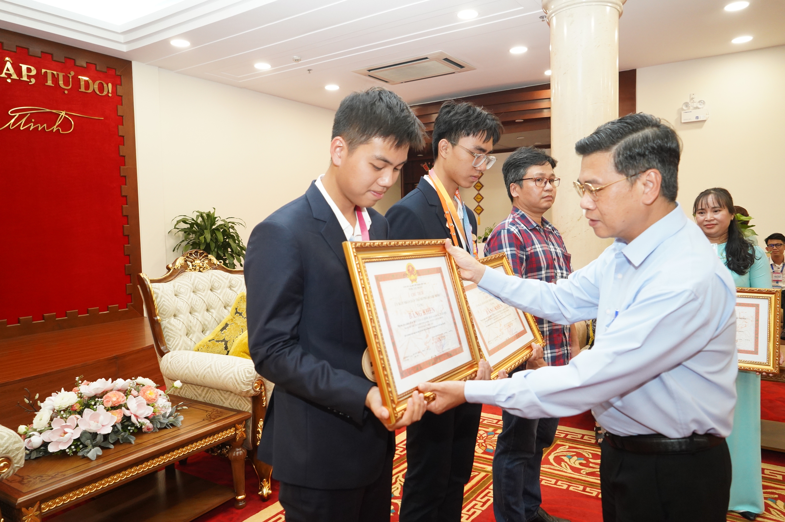 TP HCM khen thưởng 2 học sinh đoạt giải cuộc thi khoa học kỹ thuật quốc tế- Ảnh 3. TP HCM khen thưởng 2 học sinh đoạt giải cuộc thi khoa học kỹ thuật quốc tế- Ảnh 3.