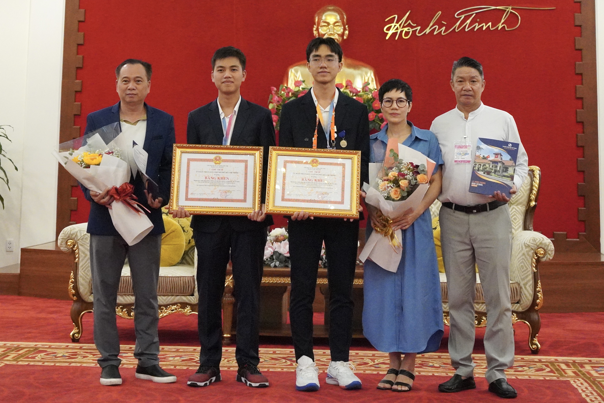 TP HCM khen thưởng 2 học sinh đoạt giải cuộc thi khoa học kỹ thuật quốc tế- Ảnh 4. TP HCM khen thưởng 2 học sinh đoạt giải cuộc thi khoa học kỹ thuật quốc tế- Ảnh 4.