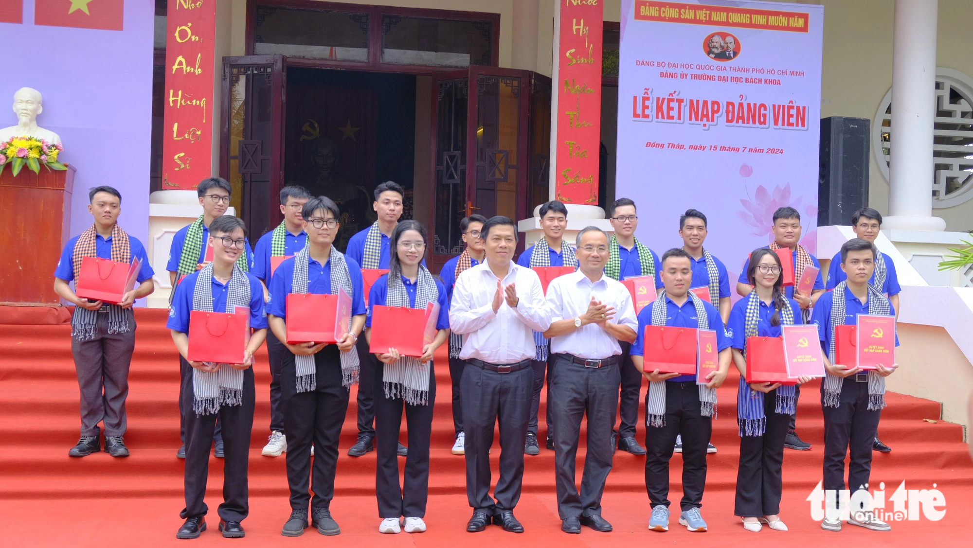 Thành ủy, Thành Đoàn TP.HCM thăm chiến sĩ mùa hè xanh ở Đồng Tháp- Ảnh 7. Lãnh đạo huyện Tân Hồng, tỉnh Đồng Tháp tặng quà cho Đảng viên mới - Ảnh: ĐẶNG TUYẾT