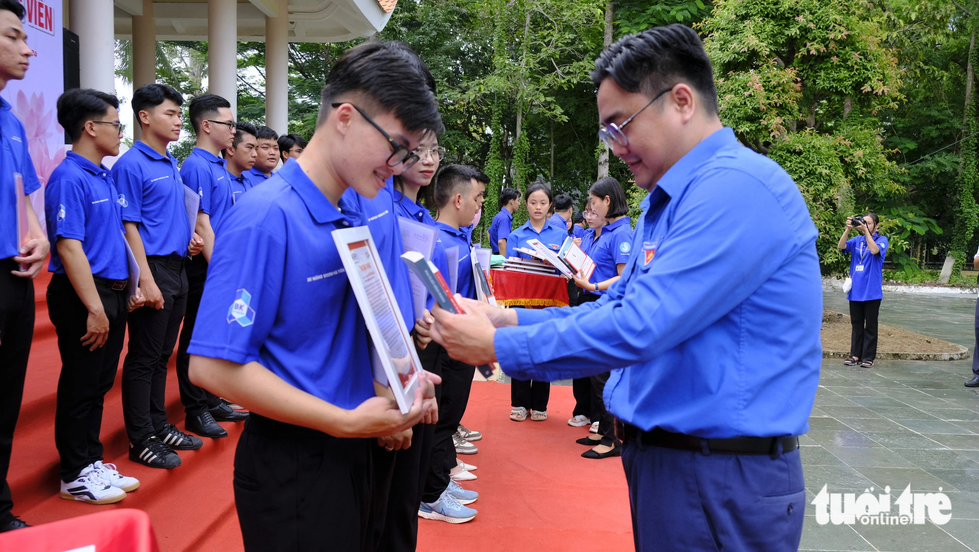 Thành ủy, Thành Đoàn TP.HCM thăm chiến sĩ mùa hè xanh ở Đồng Tháp- Ảnh 9. Anh Ngô Minh Hải - bí thư Thành Đoàn TP.HCM, tặng quà cho đảng viên mới - Ảnh: ĐẶNG TUYẾT