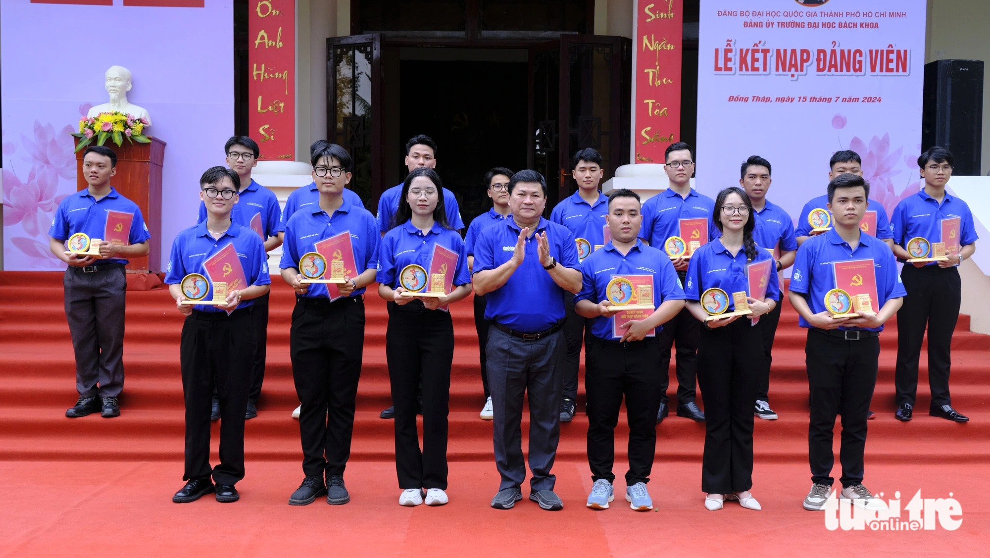 Thành ủy, Thành Đoàn TP.HCM thăm chiến sĩ mùa hè xanh ở Đồng Tháp- Ảnh 8. Đại diện Thành ủy TP.HCM tặng quà cho các đảng viên mới - Ảnh: ĐẶNG TUYẾT