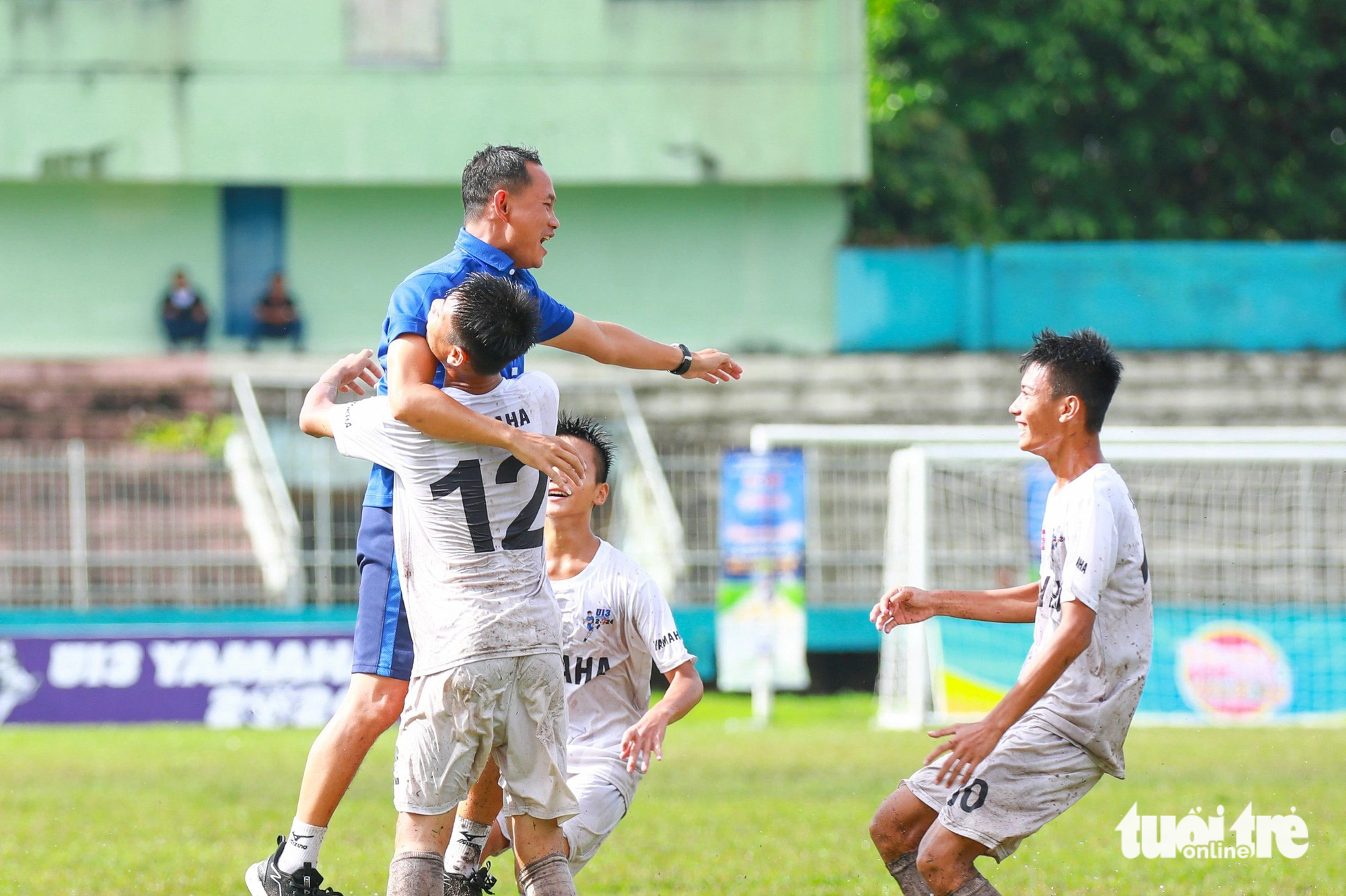 Nghệ An thưởng gần nửa tỉ đồng cho U13 Sông Lam Nghệ An- Ảnh 2. Niềm vui của các cầu thủ U13 Sông Lam Nghệ An và ban huấn luyện khi giành chức vô địch - Ảnh: DOÃN HÒA