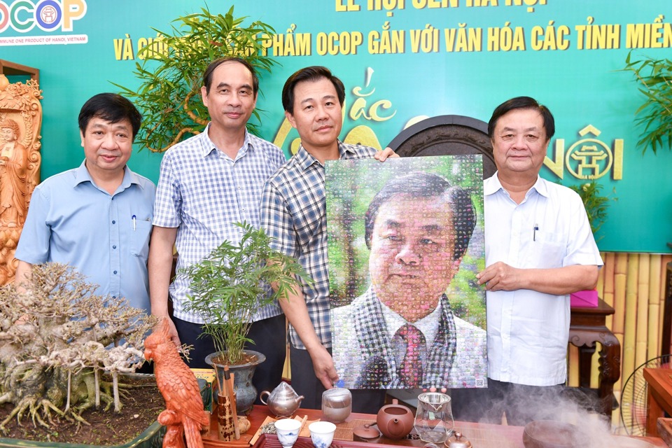 Giám đốc Sở NN&PTNT Hà Nội Nguyễn Xuân Đại tặng Bộ trưởng Bộ NN&PTNT Lê Minh Hoan một bức hình kỷ niệm.