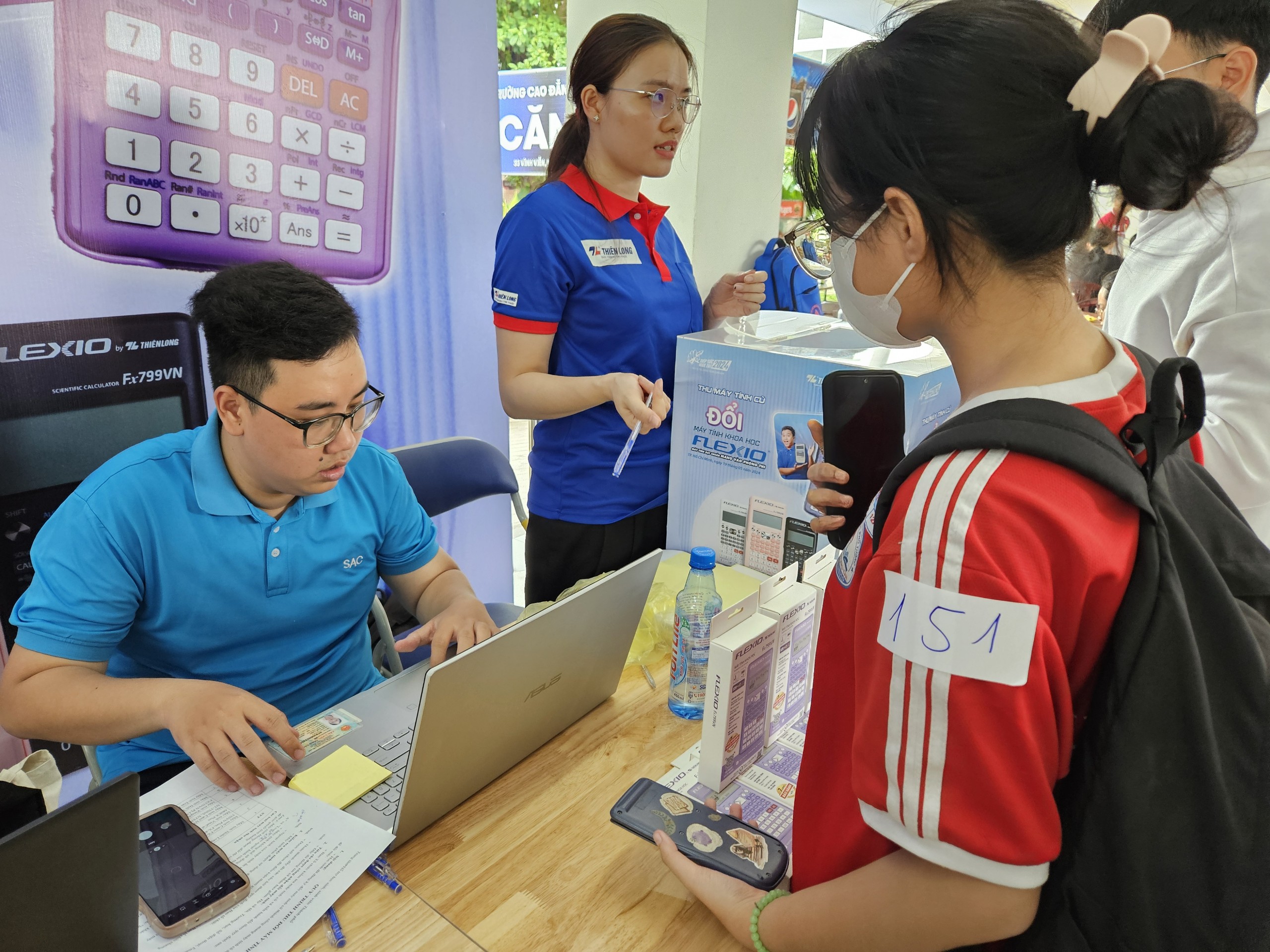 Học sinh lớp 12 hào hứng đổi máy tính cầm tay mới- Ảnh 4. Học sinh lớp 12 hào hứng đổi máy tính cầm tay mới- Ảnh 4.